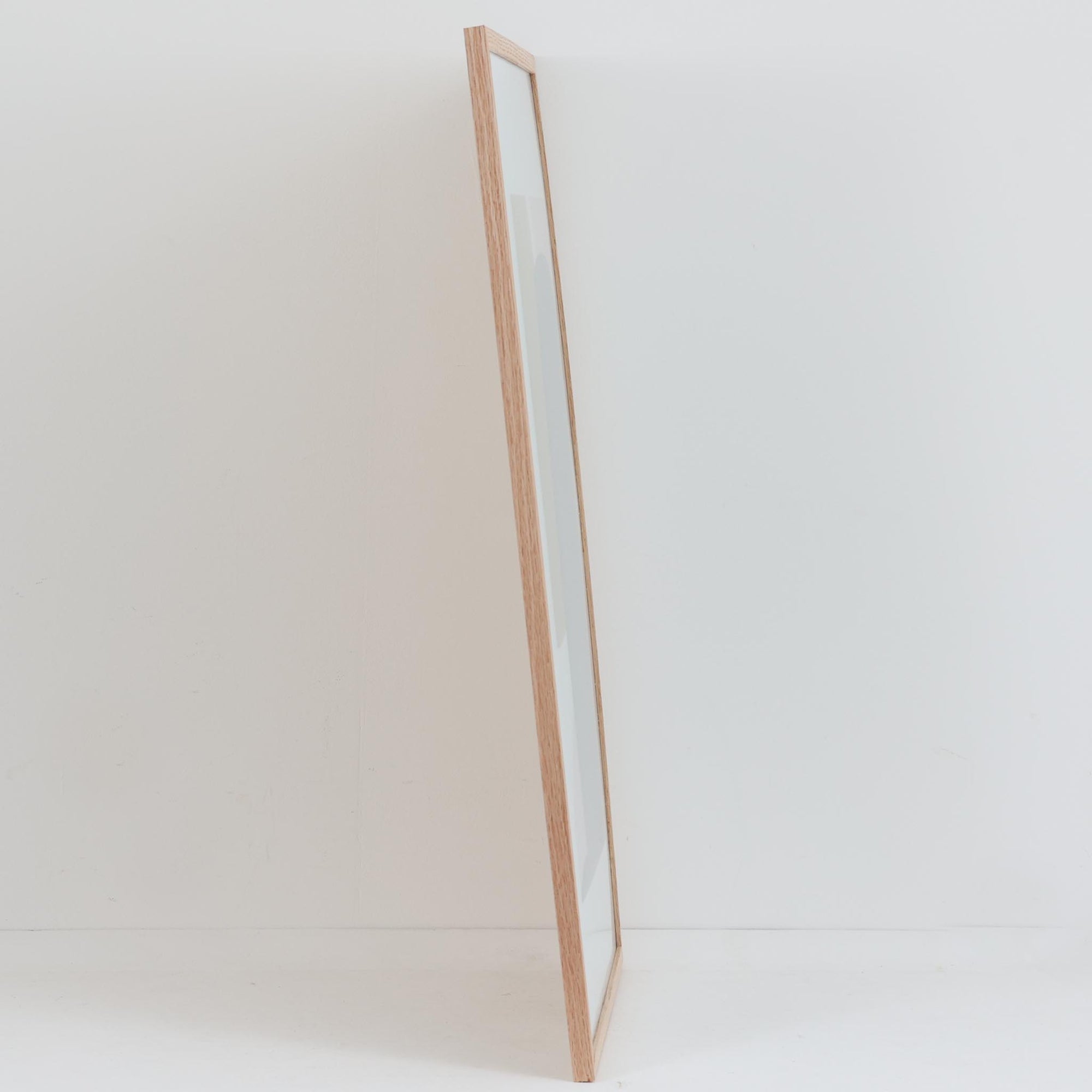 The Poster Club（ポスタークラブ）は、デンマーク・コペンハーゲンを拠点とするオンラインショップで、北欧デザインの高品質なポスターやアートプリントを専門に取り扱っています。新進気鋭の若手アーティストから世界的に活躍する作家まで、多彩なラインナップが魅力。北欧のライフスタイル、ファッション、インテリアデザインのトレンドを取り入れたミニマルで洗練された作品は、シンプルで上質な空間に自然と溶け込みます。ナチュラルインテリアや韓国風の部屋づくり、和モダンテイストにも調和し、アートを取り入れた暮らしを提案。世界中のインテリア雑誌やデザインメディアにも多数掲載されており、感度の高いユーザーからも厚い信頼を集めています。The Poster Clubは、アートプリントを通して日常に美とインスピレーションを届ける、北欧インテリア好きにおすすめのブランドです。