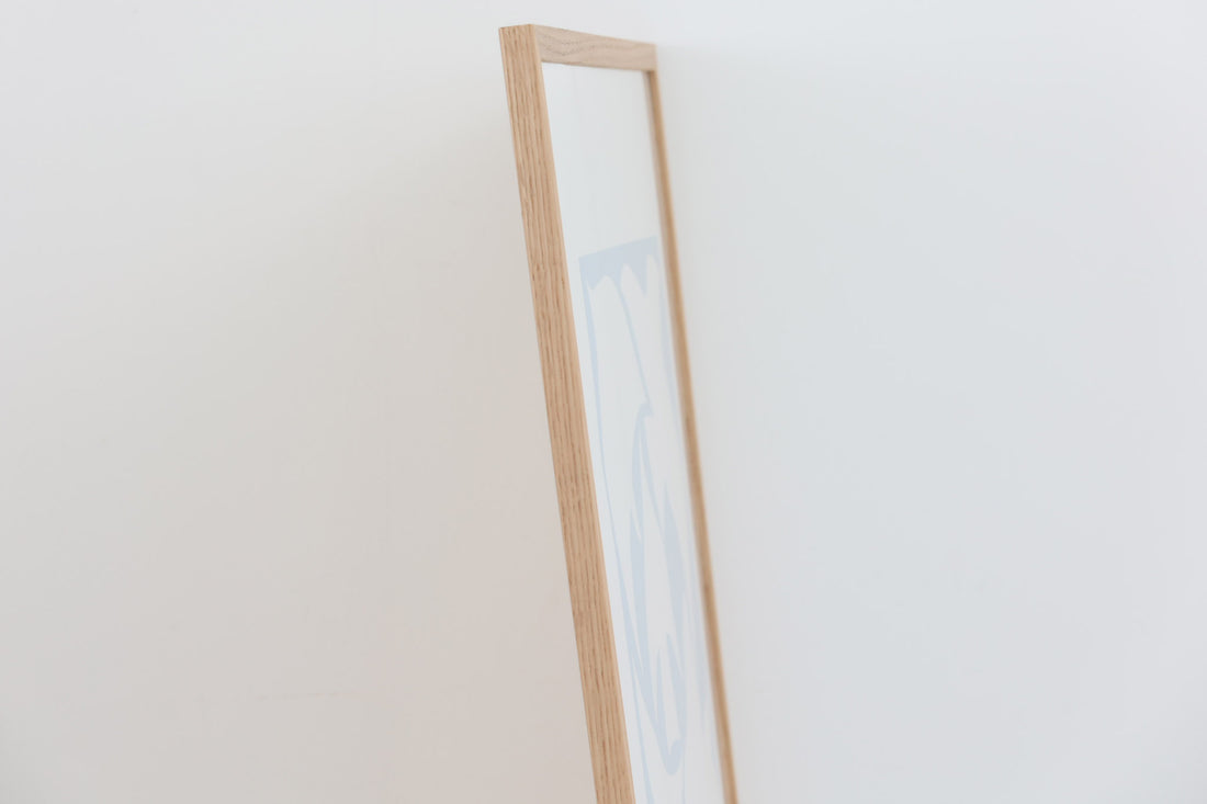 Poster&Frameは、2018年に設立されたスカンジナビアのデザインウェブショップです。新しい会社ですが過去6年間、デンマークのデザイン、広告、およびデザイン業界で懸命に取り組んできた経験豊富なチームメンバーで構成され、500人以上の国内および国際的なアーティストによるオリジナルアート作品を提供しています。