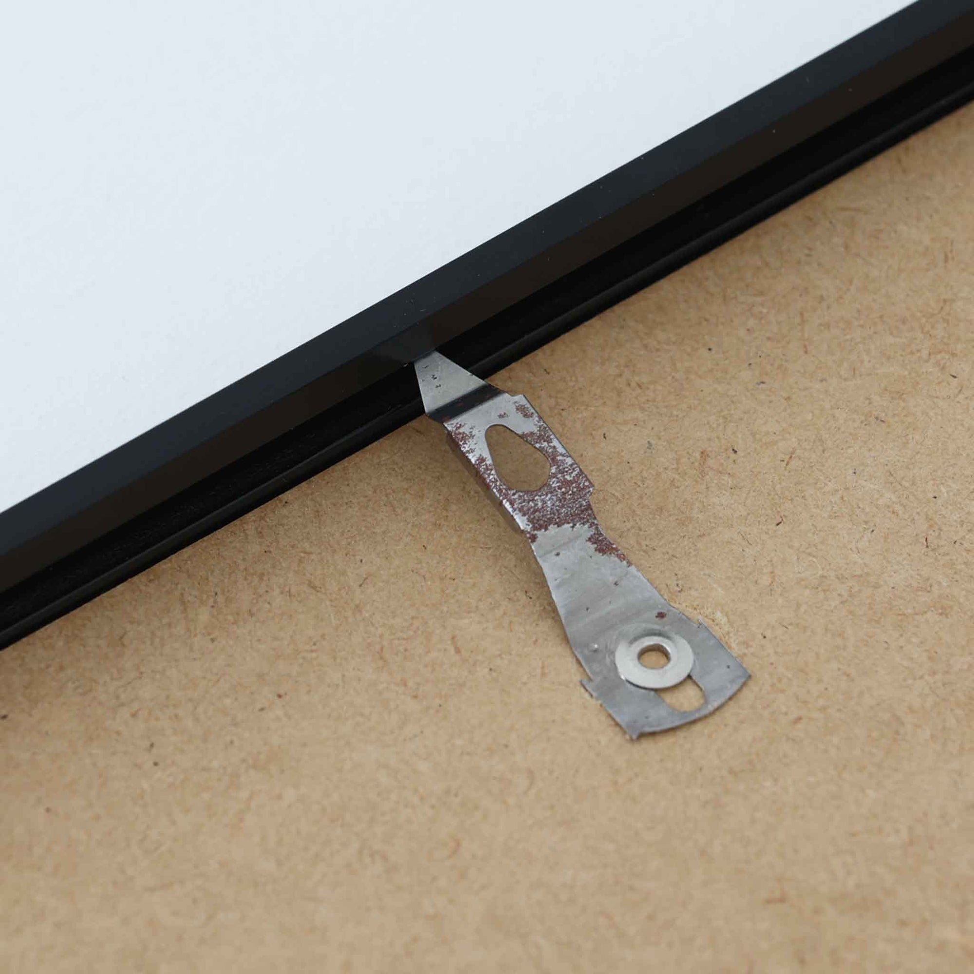 Poster & Frame（ポスター アンド フレーム）は、デンマーク・コペンハーゲン発のポスターブランドで、北欧デザインに特化した高品質なアートポスターを展開しています。抽象アートや幾何学模様、タイポグラフィ、写真アートなど、国内外の優れたアーティストの作品を厳選。洗練されたミニマルデザインで、現代の多様なインテリアスタイルに調和するアイテムを提案しています。使用する用紙とインクは環境に配慮した素材を採用し、サステナブルなものづくりを実現。モダン、北欧ナチュラルなどの空間に自然と馴染み、リビング、寝室、玄関、カフェ、オフィス、書斎など、あらゆる場所で壁掛けアートとして活躍します。北欧ポスター、アートプリント、インテリアアート、デンマークデザイン、ギャラリーウォールなどに関心のある方に最適な、空間に静けさと個性をもたらすプロフェッショナルなポスターコレクションです。