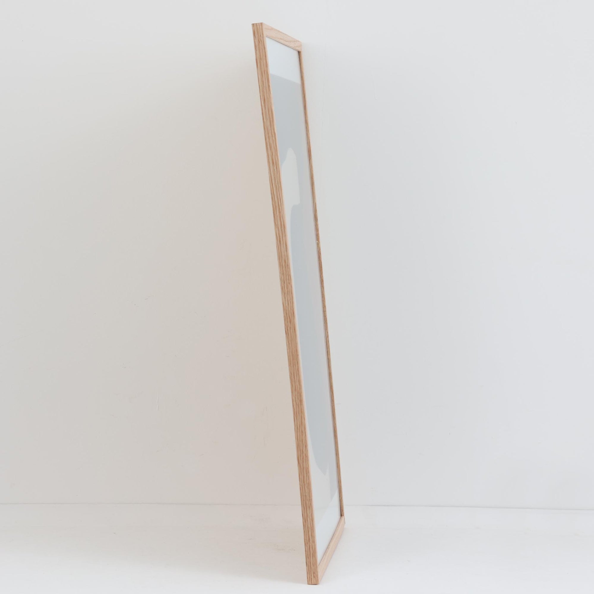 Poster & Frame（ポスター アンド フレーム）は、デンマーク・コペンハーゲン発のポスターブランドで、北欧デザインに特化した高品質なアートポスターを展開しています。抽象アートや幾何学模様、タイポグラフィ、写真アートなど、国内外の優れたアーティストの作品を厳選。洗練されたミニマルデザインで、現代の多様なインテリアスタイルに調和するアイテムを提案しています。使用する用紙とインクは環境に配慮した素材を採用し、サステナブルなものづくりを実現。モダン、北欧ナチュラルなどの空間に自然と馴染み、リビング、寝室、玄関、カフェ、オフィス、書斎など、あらゆる場所で壁掛けアートとして活躍します。北欧ポスター、アートプリント、インテリアアート、デンマークデザイン、ギャラリーウォールなどに関心のある方に最適な、空間に静けさと個性をもたらすプロフェッショナルなポスターコレクションです。