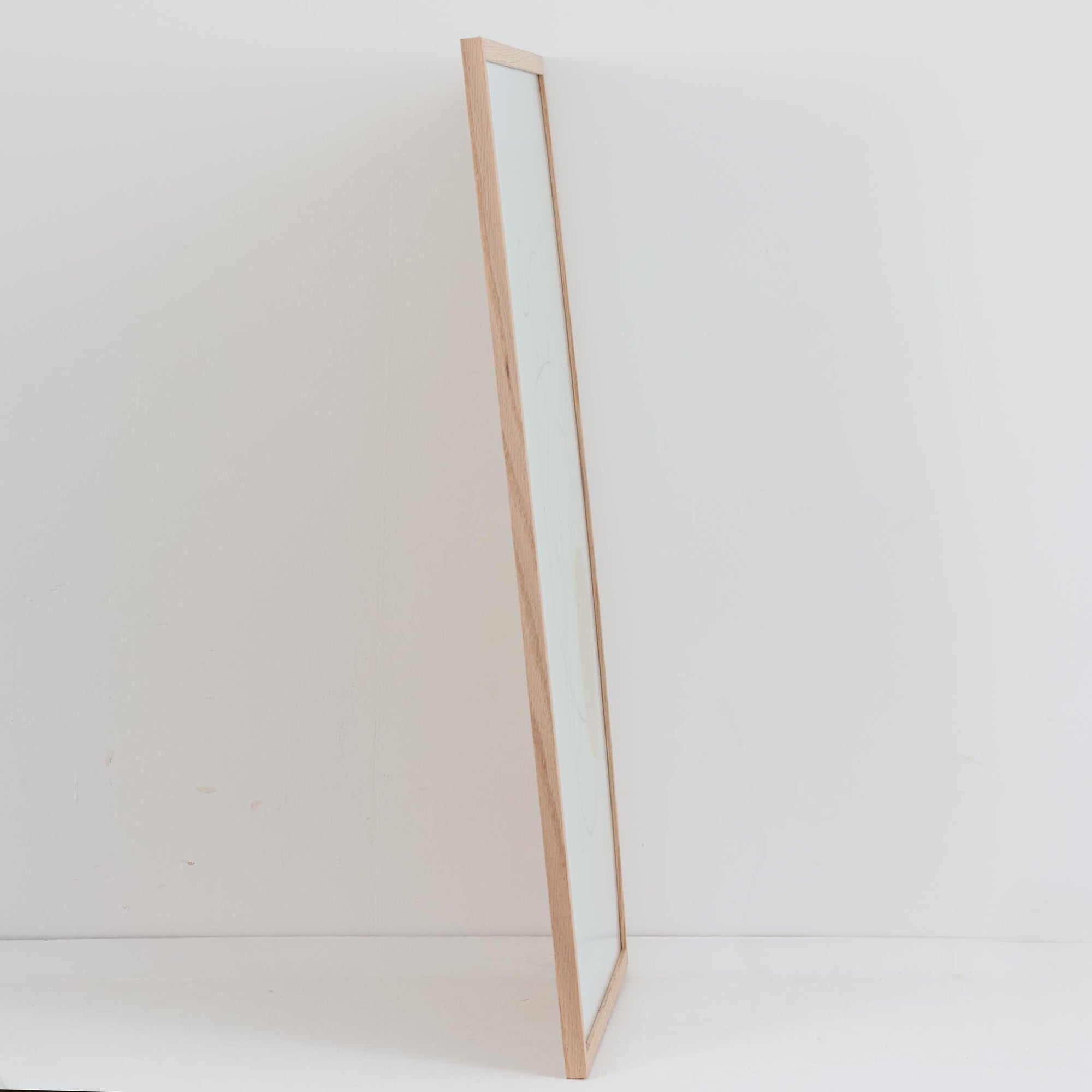 The Poster Club（ポスタークラブ）は、デンマーク・コペンハーゲンを拠点とするオンラインショップで、北欧デザインの高品質なポスターやアートプリントを専門に取り扱っています。新進気鋭の若手アーティストから世界的に活躍する作家まで、多彩なラインナップが魅力。北欧のライフスタイル、ファッション、インテリアデザインのトレンドを取り入れたミニマルで洗練された作品は、シンプルで上質な空間に自然と溶け込みます。ナチュラルインテリアや韓国風の部屋づくり、和モダンテイストにも調和し、アートを取り入れた暮らしを提案。世界中のインテリア雑誌やデザインメディアにも多数掲載されており、感度の高いユーザーからも厚い信頼を集めています。The Poster Clubは、アートプリントを通して日常に美とインスピレーションを届ける、北欧インテリア好きにおすすめのブランドです。