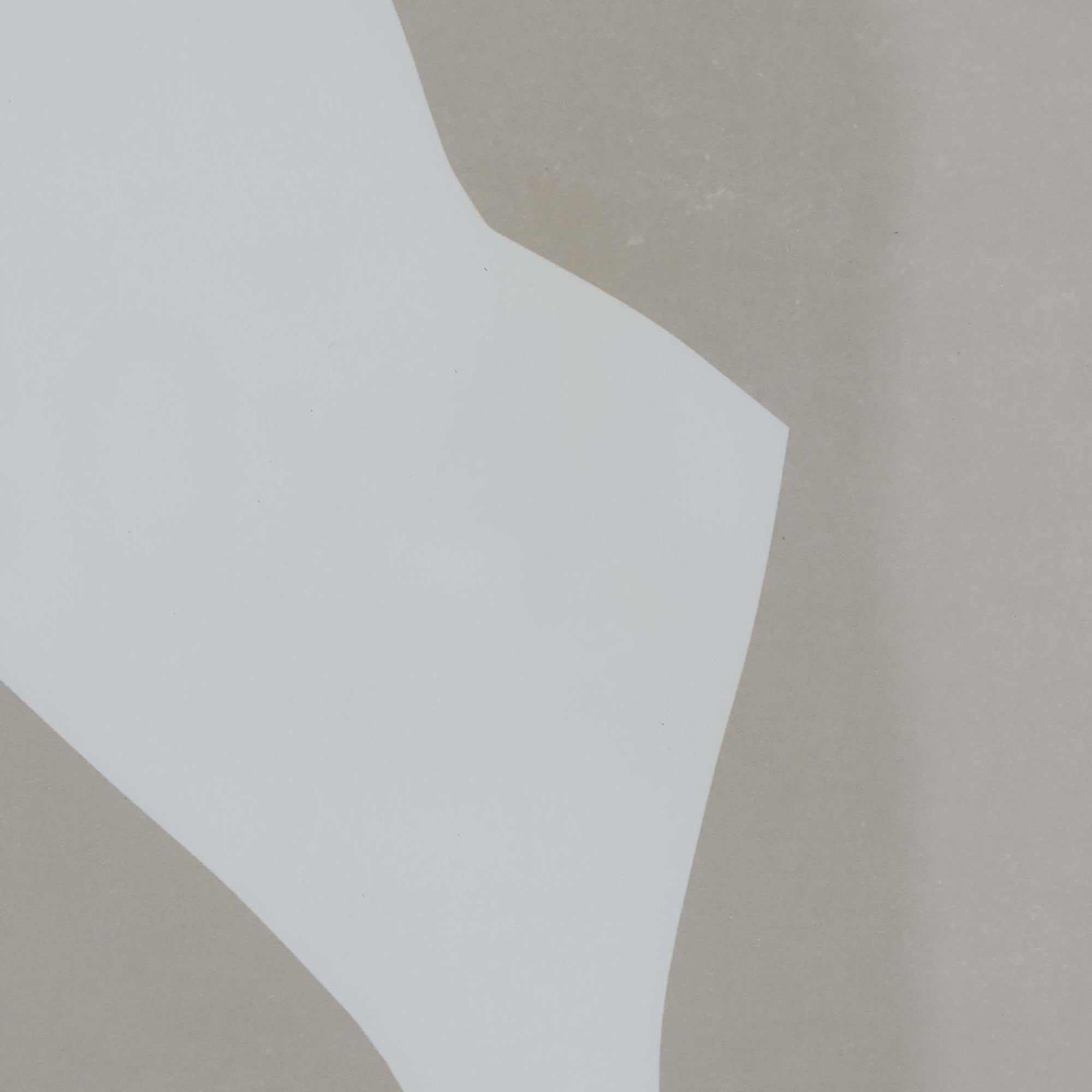 The Poster Club（ポスタークラブ）は、デンマーク・コペンハーゲンを拠点とするオンラインショップで、北欧デザインの高品質なポスターやアートプリントを専門に取り扱っています。新進気鋭の若手アーティストから世界的に活躍する作家まで、多彩なラインナップが魅力。北欧のライフスタイル、ファッション、インテリアデザインのトレンドを取り入れたミニマルで洗練された作品は、シンプルで上質な空間に自然と溶け込みます。ナチュラルインテリアや韓国風の部屋づくり、和モダンテイストにも調和し、アートを取り入れた暮らしを提案。世界中のインテリア雑誌やデザインメディアにも多数掲載されており、感度の高いユーザーからも厚い信頼を集めています。The Poster Clubは、アートプリントを通して日常に美とインスピレーションを届ける、北欧インテリア好きにおすすめのブランドです。