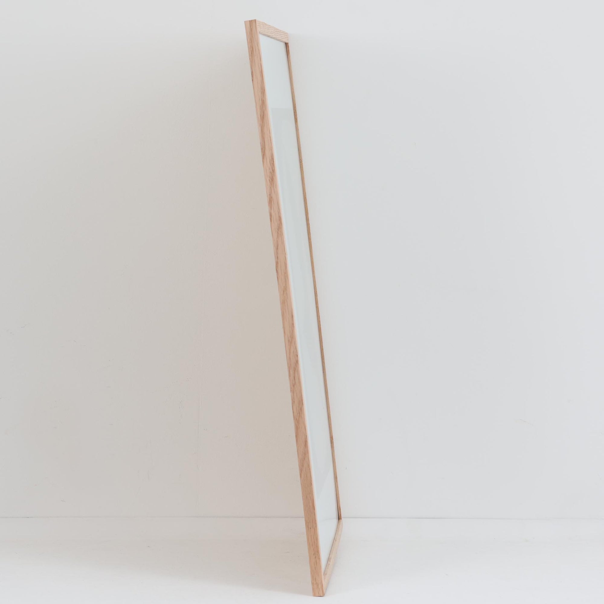 The Poster Club（ポスタークラブ）は、デンマーク・コペンハーゲンを拠点とするオンラインショップで、北欧デザインの高品質なポスターやアートプリントを専門に取り扱っています。新進気鋭の若手アーティストから世界的に活躍する作家まで、多彩なラインナップが魅力。北欧のライフスタイル、ファッション、インテリアデザインのトレンドを取り入れたミニマルで洗練された作品は、シンプルで上質な空間に自然と溶け込みます。ナチュラルインテリアや韓国風の部屋づくり、和モダンテイストにも調和し、アートを取り入れた暮らしを提案。世界中のインテリア雑誌やデザインメディアにも多数掲載されており、感度の高いユーザーからも厚い信頼を集めています。The Poster Clubは、アートプリントを通して日常に美とインスピレーションを届ける、北欧インテリア好きにおすすめのブランドです。