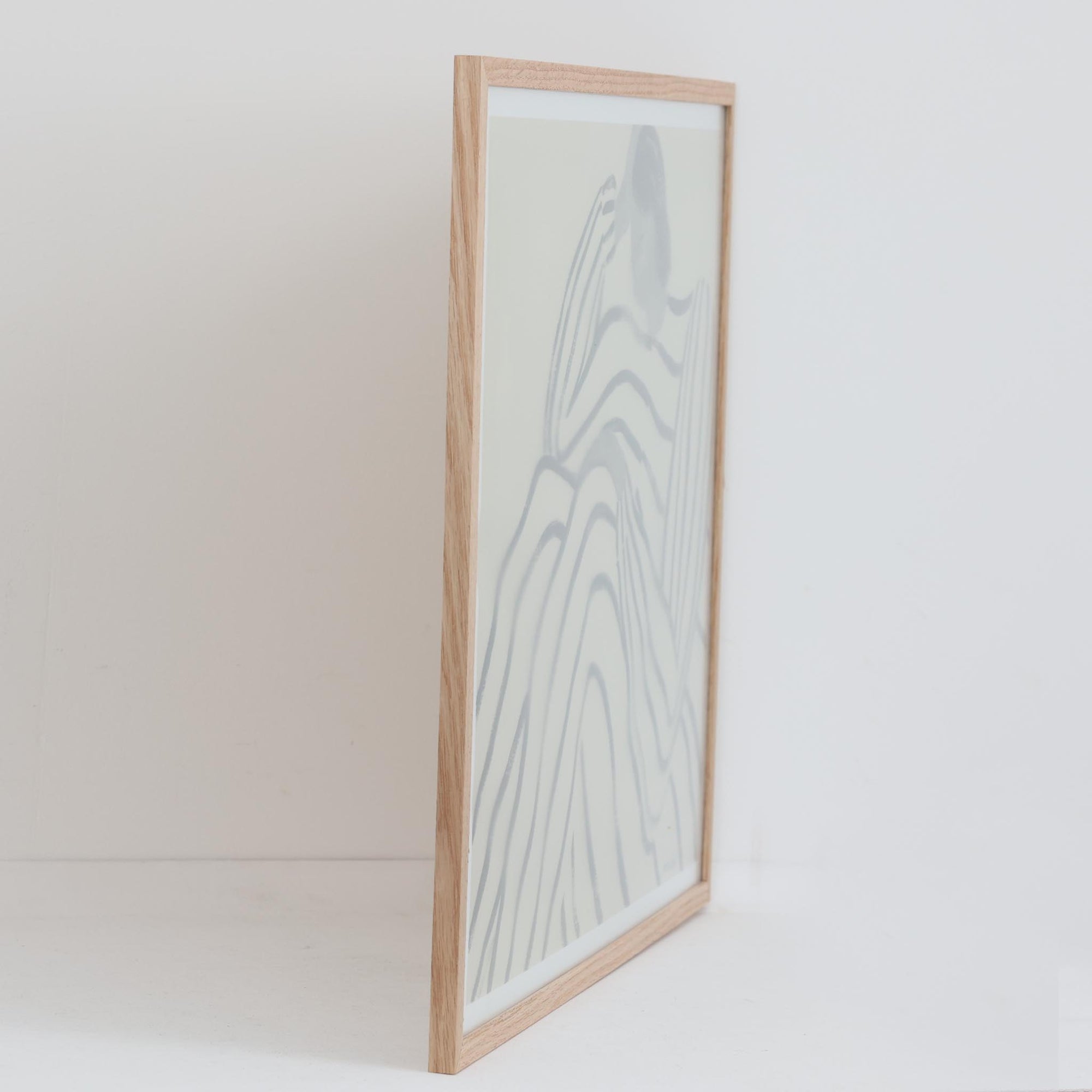 The Poster Club（ポスタークラブ）は、デンマーク・コペンハーゲンを拠点とするオンラインショップで、北欧デザインの高品質なポスターやアートプリントを専門に取り扱っています。新進気鋭の若手アーティストから世界的に活躍する作家まで、多彩なラインナップが魅力。北欧のライフスタイル、ファッション、インテリアデザインのトレンドを取り入れたミニマルで洗練された作品は、シンプルで上質な空間に自然と溶け込みます。ナチュラルインテリアや韓国風の部屋づくり、和モダンテイストにも調和し、アートを取り入れた暮らしを提案。世界中のインテリア雑誌やデザインメディアにも多数掲載されており、感度の高いユーザーからも厚い信頼を集めています。The Poster Clubは、アートプリントを通して日常に美とインスピレーションを届ける、北欧インテリア好きにおすすめのブランドです。