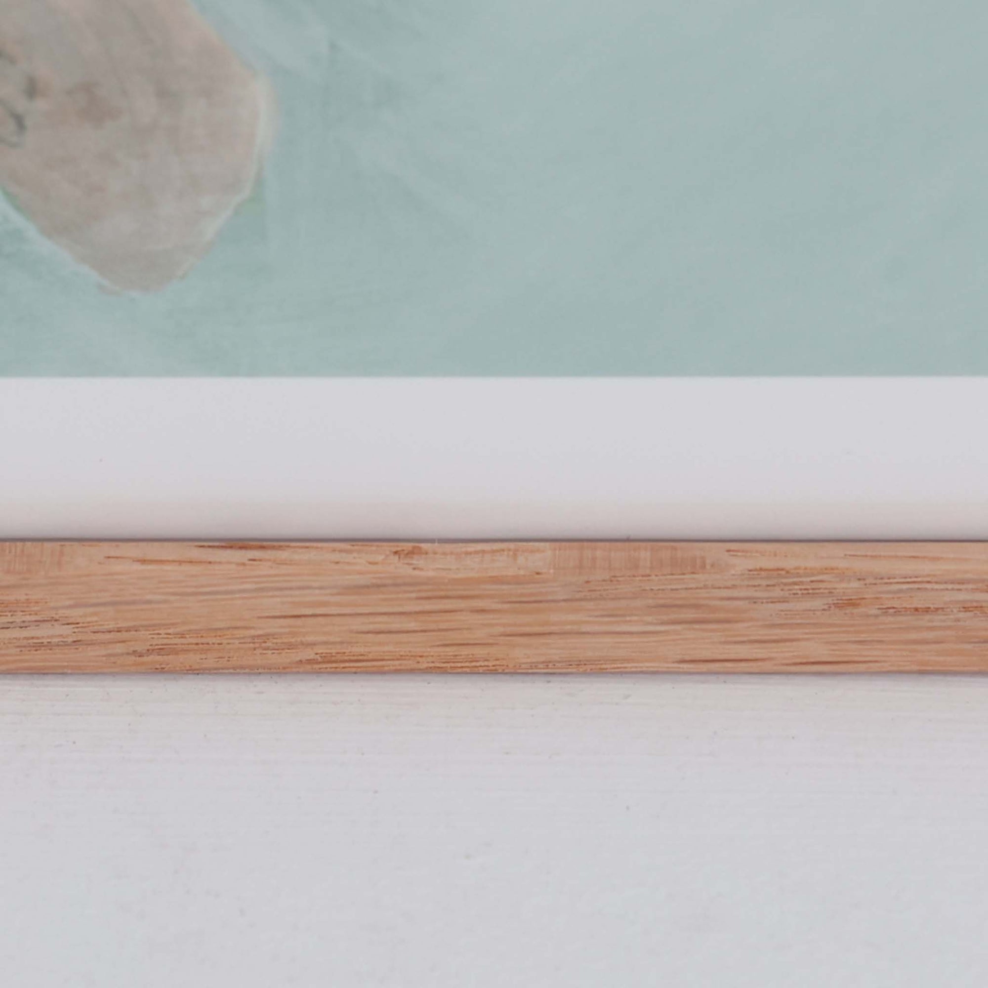 The Poster Club（ポスタークラブ）は、デンマーク・コペンハーゲンを拠点とするオンラインショップで、北欧デザインの高品質なポスターやアートプリントを専門に取り扱っています。新進気鋭の若手アーティストから世界的に活躍する作家まで、多彩なラインナップが魅力。北欧のライフスタイル、ファッション、インテリアデザインのトレンドを取り入れたミニマルで洗練された作品は、シンプルで上質な空間に自然と溶け込みます。ナチュラルインテリアや韓国風の部屋づくり、和モダンテイストにも調和し、アートを取り入れた暮らしを提案。世界中のインテリア雑誌やデザインメディアにも多数掲載されており、感度の高いユーザーからも厚い信頼を集めています。The Poster Clubは、アートプリントを通して日常に美とインスピレーションを届ける、北欧インテリア好きにおすすめのブランドです。