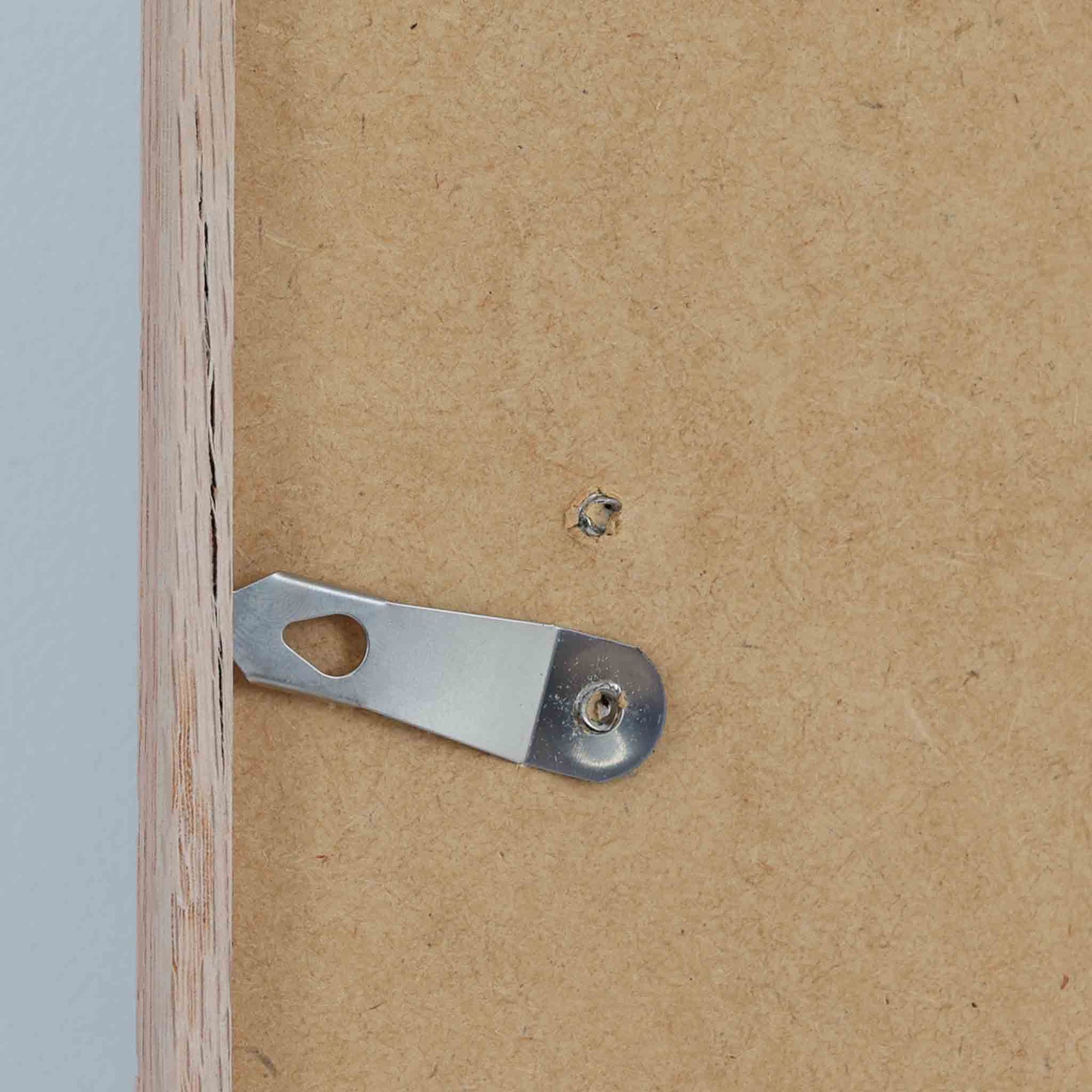 The Poster Club（ポスタークラブ）は、デンマーク・コペンハーゲンを拠点とするオンラインショップで、北欧デザインの高品質なポスターやアートプリントを専門に取り扱っています。新進気鋭の若手アーティストから世界的に活躍する作家まで、多彩なラインナップが魅力。北欧のライフスタイル、ファッション、インテリアデザインのトレンドを取り入れたミニマルで洗練された作品は、シンプルで上質な空間に自然と溶け込みます。ナチュラルインテリアや韓国風の部屋づくり、和モダンテイストにも調和し、アートを取り入れた暮らしを提案。世界中のインテリア雑誌やデザインメディアにも多数掲載されており、感度の高いユーザーからも厚い信頼を集めています。The Poster Clubは、アートプリントを通して日常に美とインスピレーションを届ける、北欧インテリア好きにおすすめのブランドです。