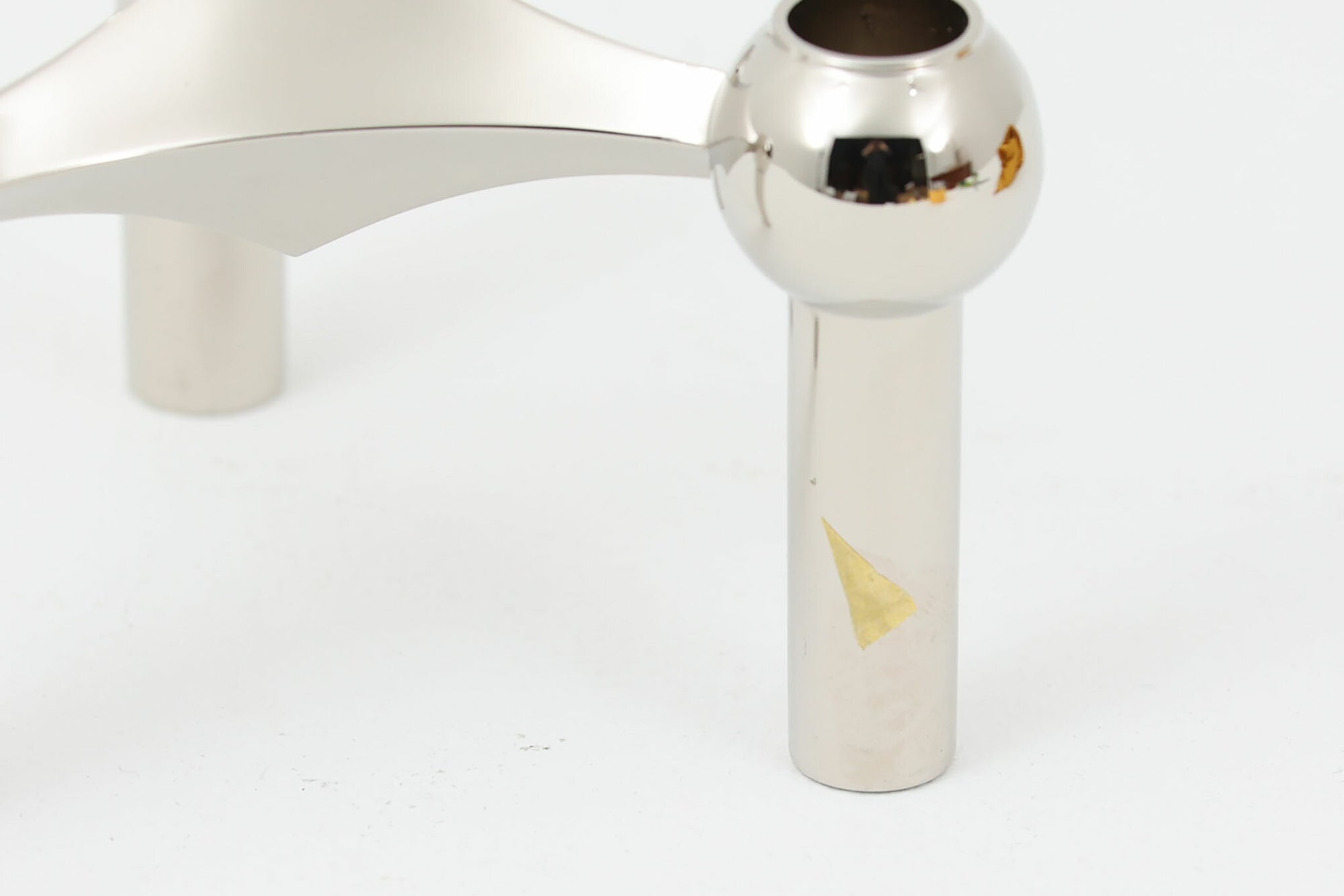 STOFF Copenhagen（旧Just Right社から独立）は、1960年代にWerner Stoffによってデザインされ、Nagel社より販売されていたキャンドルホルダーをSTOFFキャンドルホルダーという名で復刻する権利を得て再現しました。この美しい彫刻のようなキャンドルホルダー、STOFFはデンマークを象徴するデザインで北欧の多くの有名ブロガーやデザインストアなどで紹介されています。