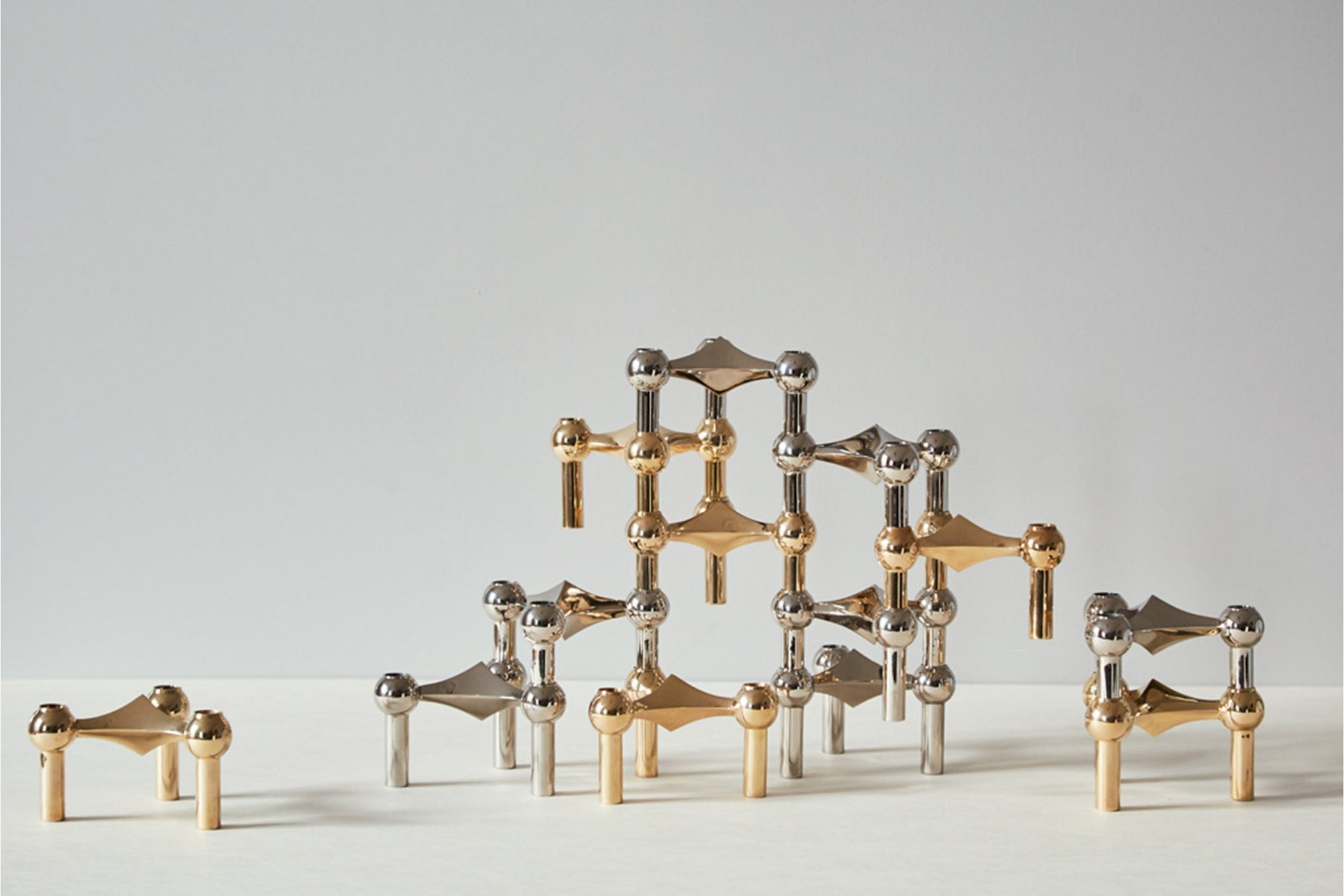 STOFF Copenhagen（旧Just Right社から独立）は、1960年代にWerner Stoffによってデザインされ、Nagel社より販売されていたキャンドルホルダーをSTOFFキャンドルホルダーという名で復刻する権利を得て再現しました。この美しい彫刻のようなキャンドルホルダー、STOFFはデンマークを象徴するデザインで北欧の多くの有名ブロガーやデザインストアなどで紹介されています。