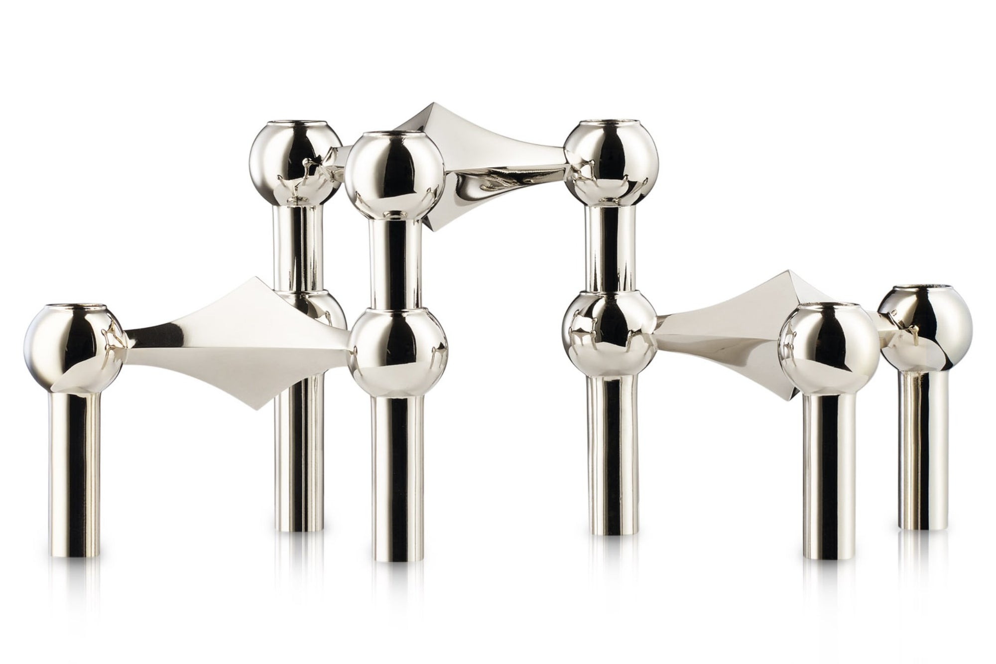 STOFF Copenhagen（旧Just Right社から独立）は、1960年代にWerner Stoffによってデザインされ、Nagel社より販売されていたキャンドルホルダーをSTOFFキャンドルホルダーという名で復刻する権利を得て再現しました。この美しい彫刻のようなキャンドルホルダー、STOFFはデンマークを象徴するデザインで北欧の多くの有名ブロガーやデザインストアなどで紹介されています。