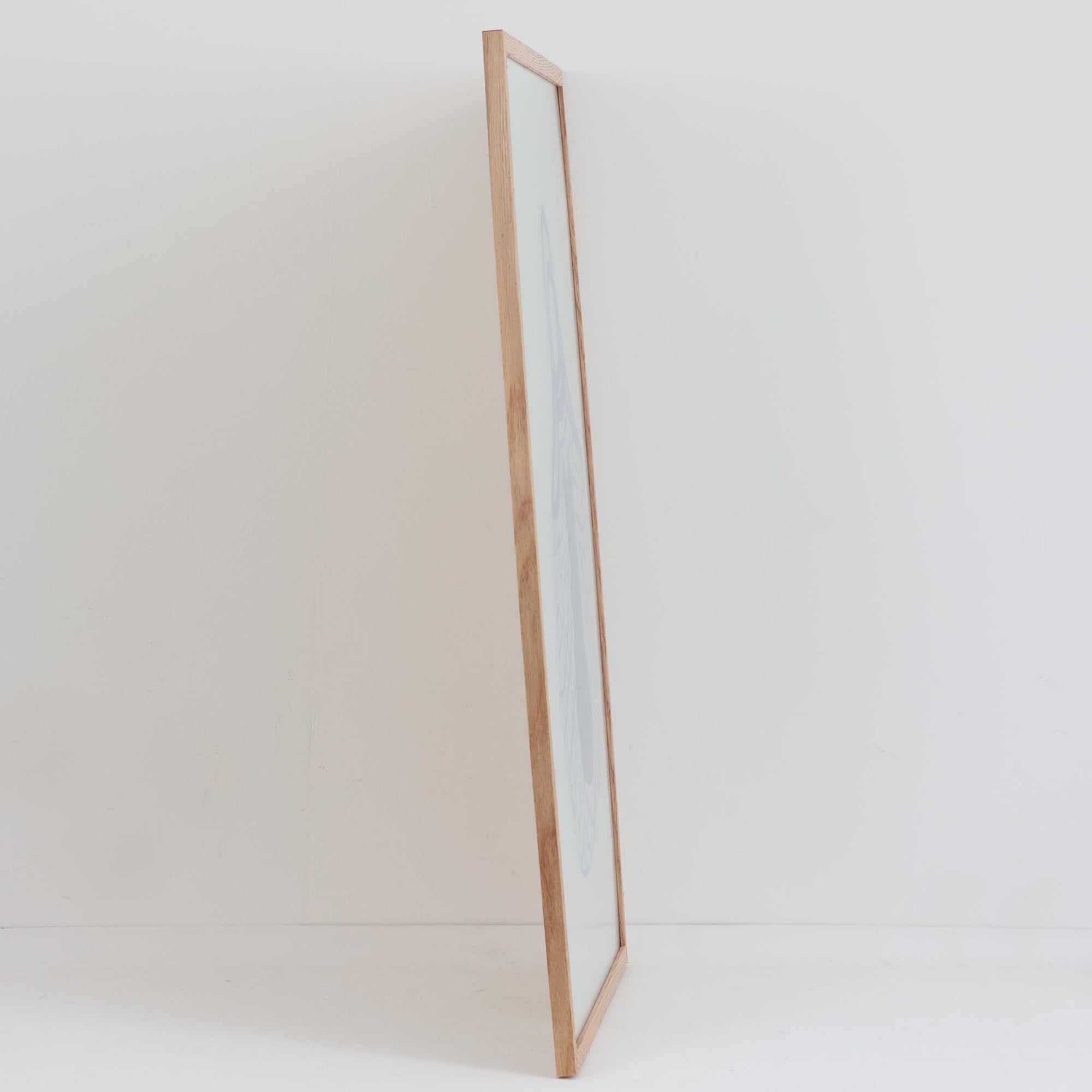 The Poster Club（ポスタークラブ）は、デンマーク・コペンハーゲンを拠点とするオンラインショップで、北欧デザインの高品質なポスターやアートプリントを専門に取り扱っています。新進気鋭の若手アーティストから世界的に活躍する作家まで、多彩なラインナップが魅力。北欧のライフスタイル、ファッション、インテリアデザインのトレンドを取り入れたミニマルで洗練された作品は、シンプルで上質な空間に自然と溶け込みます。ナチュラルインテリアや韓国風の部屋づくり、和モダンテイストにも調和し、アートを取り入れた暮らしを提案。世界中のインテリア雑誌やデザインメディアにも多数掲載されており、感度の高いユーザーからも厚い信頼を集めています。The Poster Clubは、アートプリントを通して日常に美とインスピレーションを届ける、北欧インテリア好きにおすすめのブランドです。