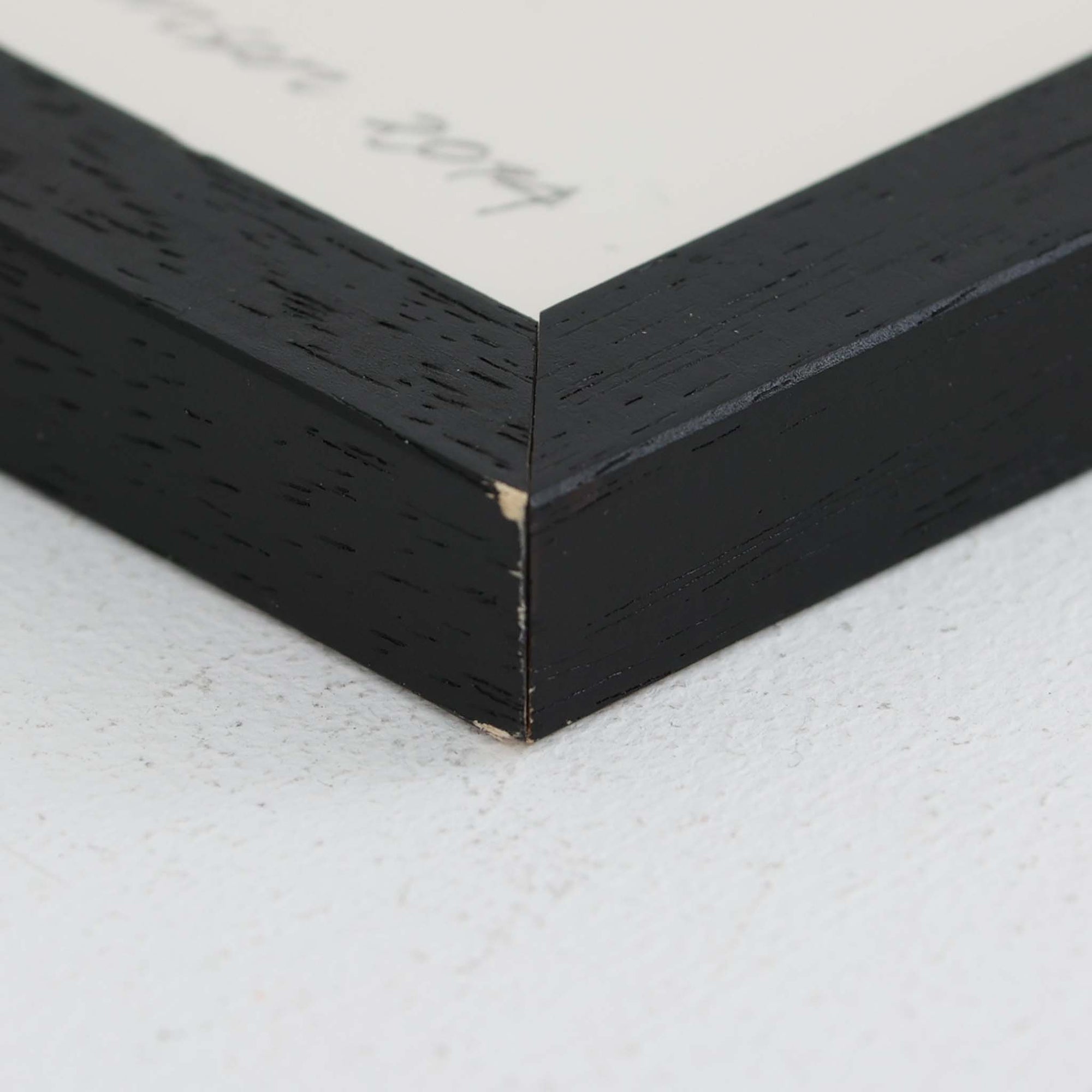 The Poster Club（ポスタークラブ）は、デンマーク・コペンハーゲンを拠点とするオンラインショップで、北欧デザインの高品質なポスターやアートプリントを専門に取り扱っています。新進気鋭の若手アーティストから世界的に活躍する作家まで、多彩なラインナップが魅力。北欧のライフスタイル、ファッション、インテリアデザインのトレンドを取り入れたミニマルで洗練された作品は、シンプルで上質な空間に自然と溶け込みます。ナチュラルインテリアや韓国風の部屋づくり、和モダンテイストにも調和し、アートを取り入れた暮らしを提案。世界中のインテリア雑誌やデザインメディアにも多数掲載されており、感度の高いユーザーからも厚い信頼を集めています。The Poster Clubは、アートプリントを通して日常に美とインスピレーションを届ける、北欧インテリア好きにおすすめのブランドです。