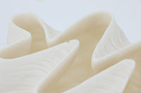 Mette Ditmerは20年以上にわたり、バスルームとベッドルームのアイコニックなアクセサリーとホームテキスタイルを提供してきました。この2つの部屋に焦点を当てたのはそれがMette Ditmer自身のオアシスであり幸福な生活をおくる上で最重要と考えたからです。細部にまでこだわり、スカンジナビアンの色やグラフィックにクラシックデザインを取り入れた素晴らしい製品を見ることができます。