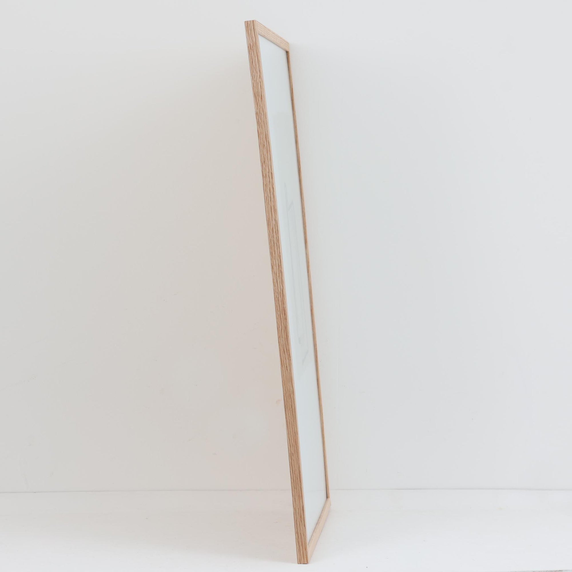 Atelier Cph（アトリエ・シーピーエイチ）は、デンマーク・コペンハーゲンを拠点とするデザインスタジオ兼アートブランドです。ミニマルで構築的なビジュアルを特徴とし、抽象アートやコラージュを中心としたアートポスターを多数手がけています。北欧デザインらしい洗練された感性とバランスの取れた構成美が魅力で、リビング、寝室、書斎、オフィスなど、あらゆる空間に調和と静けさをもたらします。幾何学的なモチーフを用いたアートは、ギャラリーウォールやモダンインテリアのアクセントにも最適。高品質な紙と印刷による仕上がりで、インテリアとしての完成度も高く評価されています。北欧アートポスター、現代アート、ミニマルデザイン、韓国インテリアなど、幅広いスタイルにマッチするスタイリッシュなアートを探している方におすすめです。