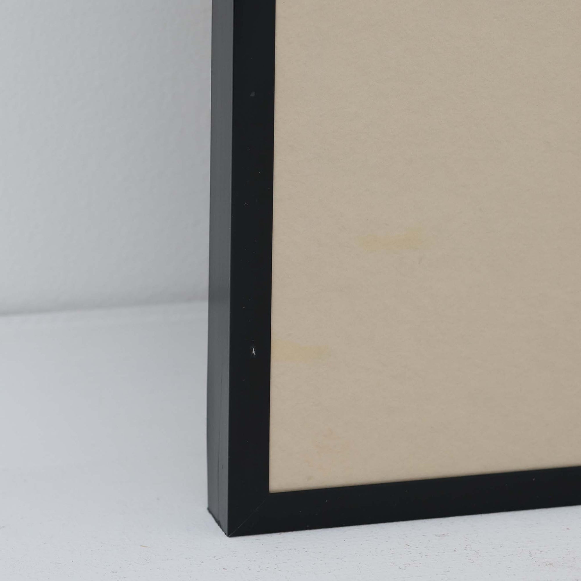 The Poster Club（ポスタークラブ）は、デンマーク・コペンハーゲンを拠点とするオンラインショップで、北欧デザインの高品質なポスターやアートプリントを専門に取り扱っています。新進気鋭の若手アーティストから世界的に活躍する作家まで、多彩なラインナップが魅力。北欧のライフスタイル、ファッション、インテリアデザインのトレンドを取り入れたミニマルで洗練された作品は、シンプルで上質な空間に自然と溶け込みます。ナチュラルインテリアや韓国風の部屋づくり、和モダンテイストにも調和し、アートを取り入れた暮らしを提案。世界中のインテリア雑誌やデザインメディアにも多数掲載されており、感度の高いユーザーからも厚い信頼を集めています。The Poster Clubは、アートプリントを通して日常に美とインスピレーションを届ける、北欧インテリア好きにおすすめのブランドです。