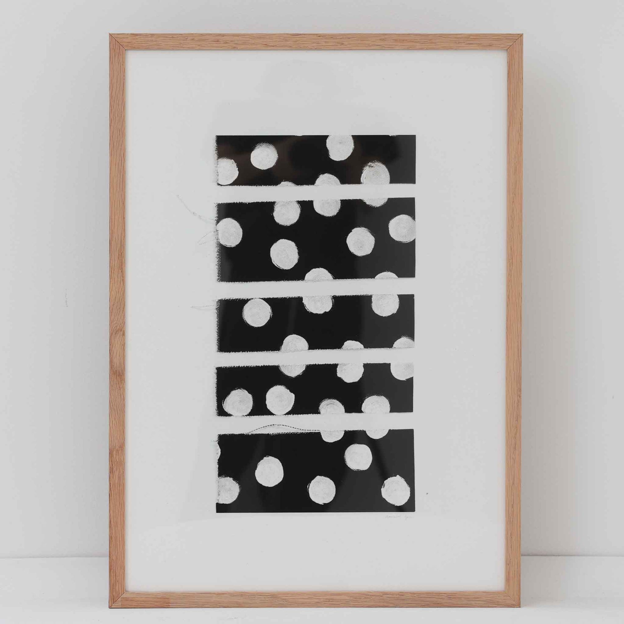 Atelier Cph（アトリエ・シーピーエイチ）は、デンマーク・コペンハーゲンを拠点とするデザインスタジオ兼アートブランドです。ミニマルで構築的なビジュアルを特徴とし、抽象アートやコラージュを中心としたアートポスターを多数手がけています。北欧デザインらしい洗練された感性とバランスの取れた構成美が魅力で、リビング、寝室、書斎、オフィスなど、あらゆる空間に調和と静けさをもたらします。幾何学的なモチーフを用いたアートは、ギャラリーウォールやモダンインテリアのアクセントにも最適。高品質な紙と印刷による仕上がりで、インテリアとしての完成度も高く評価されています。北欧アートポスター、現代アート、ミニマルデザイン、韓国インテリアなど、幅広いスタイルにマッチするスタイリッシュなアートを探している方におすすめです。