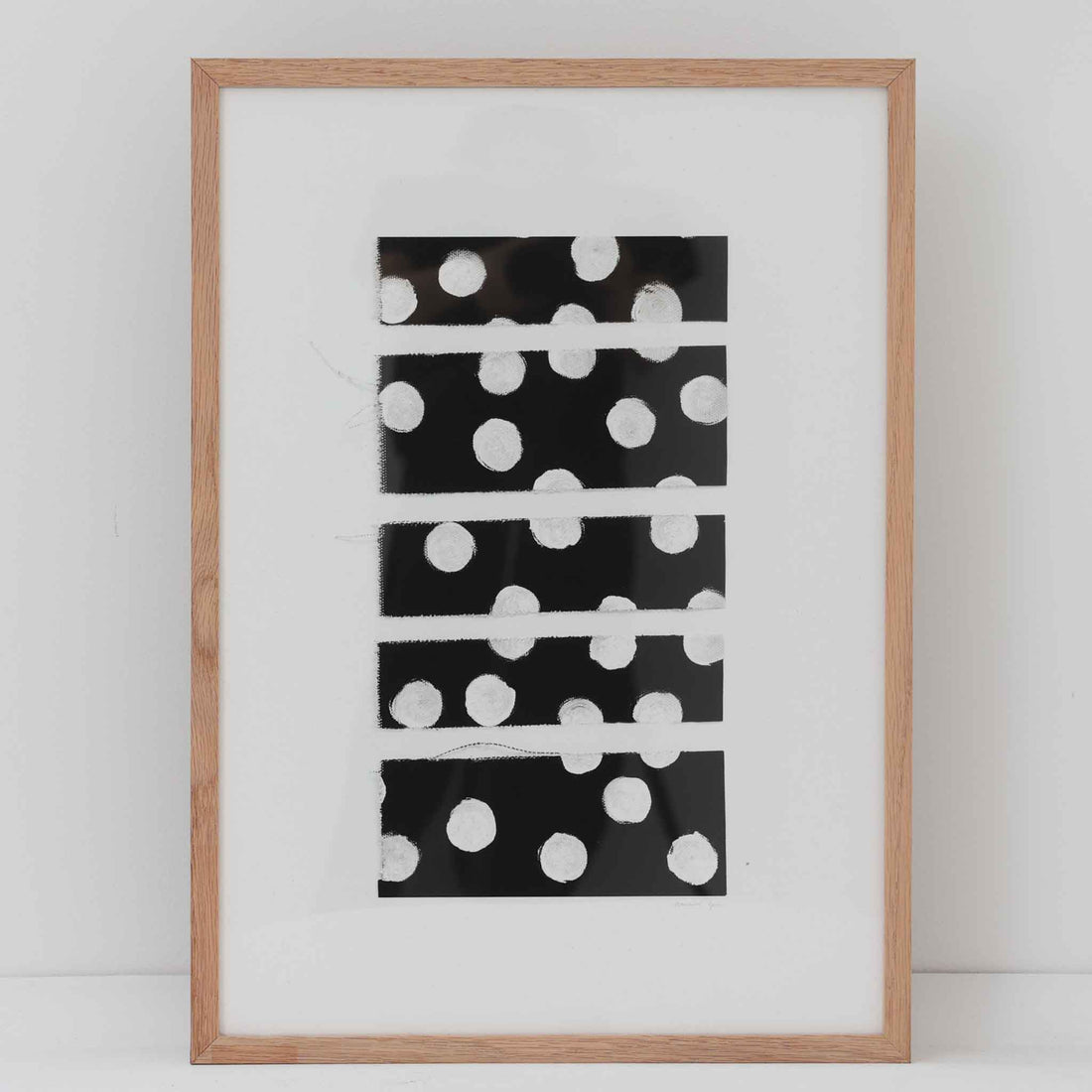 Atelier Cph（アトリエ・シーピーエイチ）は、デンマーク・コペンハーゲンを拠点とするデザインスタジオ兼アートブランドです。ミニマルで構築的なビジュアルを特徴とし、抽象アートやコラージュを中心としたアートポスターを多数手がけています。北欧デザインらしい洗練された感性とバランスの取れた構成美が魅力で、リビング、寝室、書斎、オフィスなど、あらゆる空間に調和と静けさをもたらします。幾何学的なモチーフを用いたアートは、ギャラリーウォールやモダンインテリアのアクセントにも最適。高品質な紙と印刷による仕上がりで、インテリアとしての完成度も高く評価されています。北欧アートポスター、現代アート、ミニマルデザイン、韓国インテリアなど、幅広いスタイルにマッチするスタイリッシュなアートを探している方におすすめです。