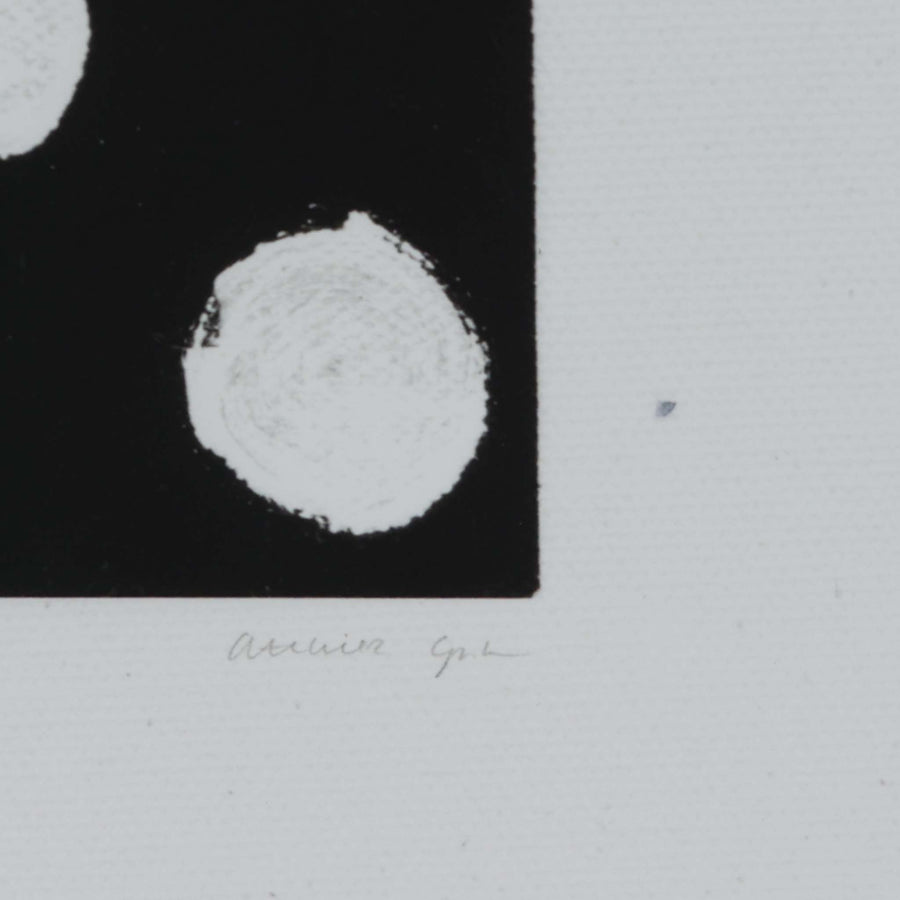 Atelier Cph（アトリエ・シーピーエイチ）は、デンマーク・コペンハーゲンを拠点とするデザインスタジオ兼アートブランドです。ミニマルで構築的なビジュアルを特徴とし、抽象アートやコラージュを中心としたアートポスターを多数手がけています。北欧デザインらしい洗練された感性とバランスの取れた構成美が魅力で、リビング、寝室、書斎、オフィスなど、あらゆる空間に調和と静けさをもたらします。幾何学的なモチーフを用いたアートは、ギャラリーウォールやモダンインテリアのアクセントにも最適。高品質な紙と印刷による仕上がりで、インテリアとしての完成度も高く評価されています。北欧アートポスター、現代アート、ミニマルデザイン、韓国インテリアなど、幅広いスタイルにマッチするスタイリッシュなアートを探している方におすすめです。