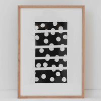 Atelier Cph（アトリエ・シーピーエイチ）は、デンマーク・コペンハーゲンを拠点とするデザインスタジオ兼アートブランドです。ミニマルで構築的なビジュアルを特徴とし、抽象アートやコラージュを中心としたアートポスターを多数手がけています。北欧デザインらしい洗練された感性とバランスの取れた構成美が魅力で、リビング、寝室、書斎、オフィスなど、あらゆる空間に調和と静けさをもたらします。幾何学的なモチーフを用いたアートは、ギャラリーウォールやモダンインテリアのアクセントにも最適。高品質な紙と印刷による仕上がりで、インテリアとしての完成度も高く評価されています。北欧アートポスター、現代アート、ミニマルデザイン、韓国インテリアなど、幅広いスタイルにマッチするスタイリッシュなアートを探している方におすすめです。