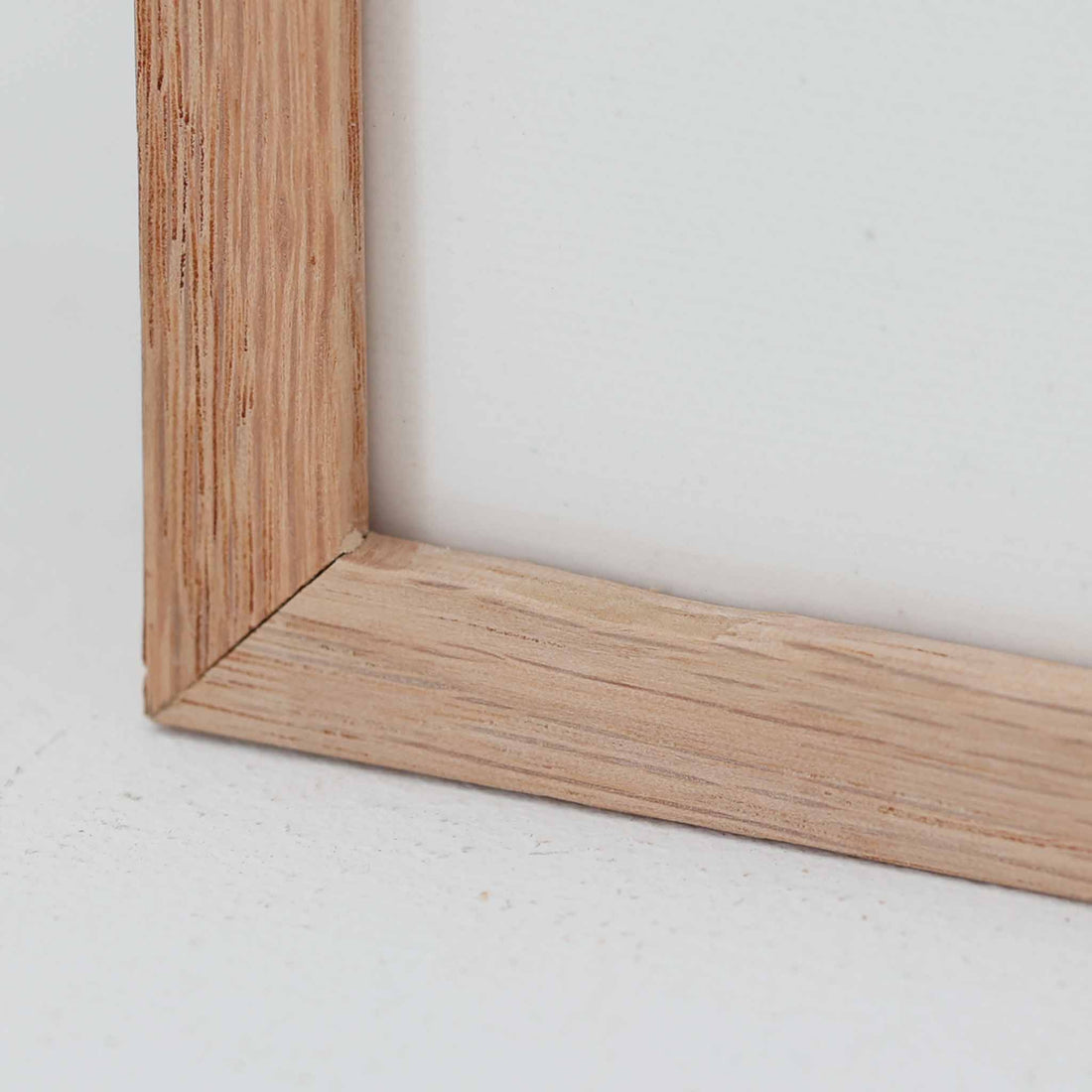 Atelier Cph（アトリエ・シーピーエイチ）は、デンマーク・コペンハーゲンを拠点とするデザインスタジオ兼アートブランドです。ミニマルで構築的なビジュアルを特徴とし、抽象アートやコラージュを中心としたアートポスターを多数手がけています。北欧デザインらしい洗練された感性とバランスの取れた構成美が魅力で、リビング、寝室、書斎、オフィスなど、あらゆる空間に調和と静けさをもたらします。幾何学的なモチーフを用いたアートは、ギャラリーウォールやモダンインテリアのアクセントにも最適。高品質な紙と印刷による仕上がりで、インテリアとしての完成度も高く評価されています。北欧アートポスター、現代アート、ミニマルデザイン、韓国インテリアなど、幅広いスタイルにマッチするスタイリッシュなアートを探している方におすすめです。