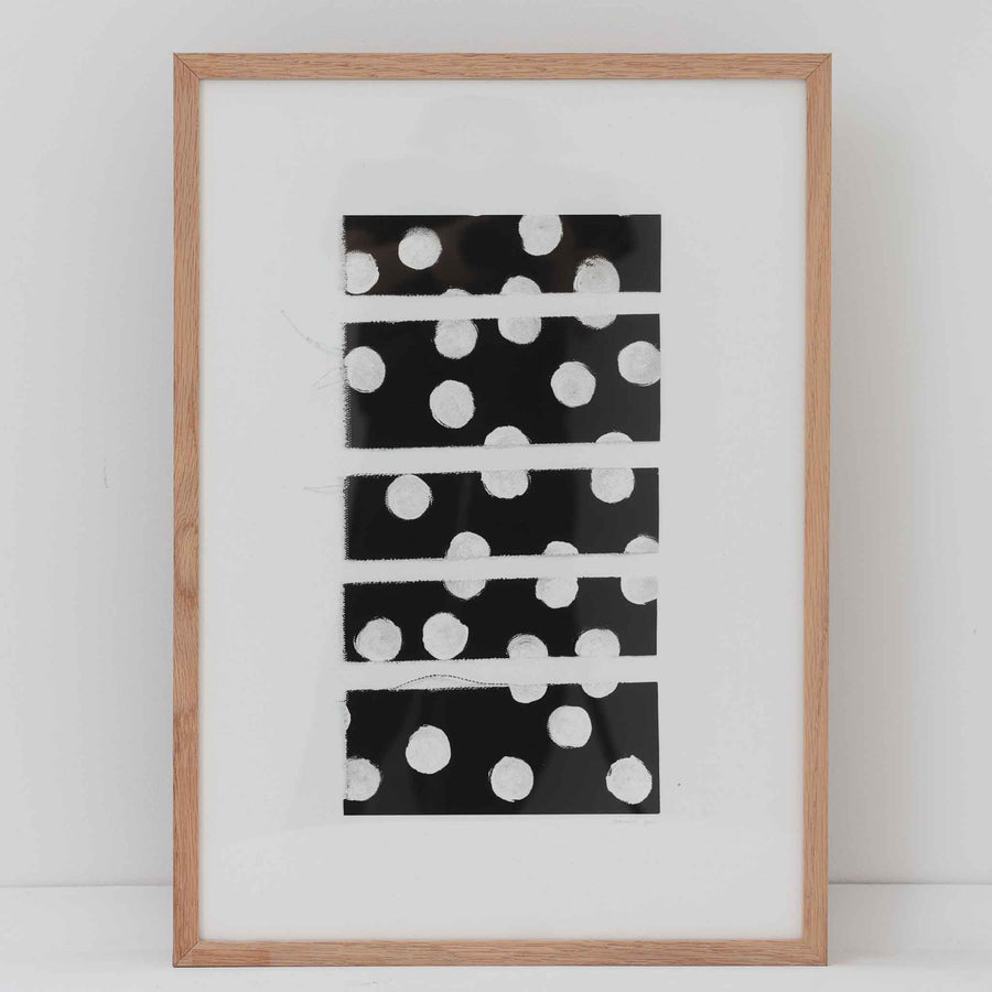 Atelier Cph（アトリエ・シーピーエイチ）は、デンマーク・コペンハーゲンを拠点とするデザインスタジオ兼アートブランドです。ミニマルで構築的なビジュアルを特徴とし、抽象アートやコラージュを中心としたアートポスターを多数手がけています。北欧デザインらしい洗練された感性とバランスの取れた構成美が魅力で、リビング、寝室、書斎、オフィスなど、あらゆる空間に調和と静けさをもたらします。幾何学的なモチーフを用いたアートは、ギャラリーウォールやモダンインテリアのアクセントにも最適。高品質な紙と印刷による仕上がりで、インテリアとしての完成度も高く評価されています。北欧アートポスター、現代アート、ミニマルデザイン、韓国インテリアなど、幅広いスタイルにマッチするスタイリッシュなアートを探している方におすすめです。