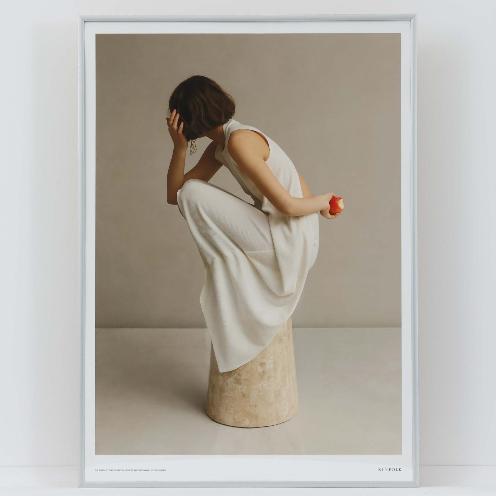 Alium（アリウム）は、デンマーク・コペンハーゲン発のアートとインテリアの融合を目指すポスターブランドかつギャラリーです。2010年代半ばにThe Poster Club創業者トーマスニッセン氏らによって設立され、歴史あるフレデリクスベルク市庁舎横の建物を拠点に、限定アート作品とオブジェを展示・販売しています。カラーや構図にこだわったポスターは、北欧的なスローライフや自然美を背景としつつ、無機質でミニマルな空間にも調和します。クラフトマンシップとデザイン性を重視し、アーティストとの協働によるオリジナリティ溢れる作品を通じて、「暮らしを美と創造性で豊かにする」姿勢を訴求しています。ギャラリーでは巡回展やアートイベントを定期開催し、既成のインテリア領域に留まらない文化的な体験の場を提供。ポスターという商材を媒介にしながらも、生活空間とアート空間の垣根を解き、個々の感性に触発を与えることをミッションとしています。