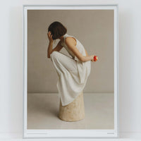 Alium（アリウム）は、デンマーク・コペンハーゲン発のアートとインテリアの融合を目指すポスターブランドかつギャラリーです。2010年代半ばにThe Poster Club創業者トーマスニッセン氏らによって設立され、歴史あるフレデリクスベルク市庁舎横の建物を拠点に、限定アート作品とオブジェを展示・販売しています。カラーや構図にこだわったポスターは、北欧的なスローライフや自然美を背景としつつ、無機質でミニマルな空間にも調和します。クラフトマンシップとデザイン性を重視し、アーティストとの協働によるオリジナリティ溢れる作品を通じて、「暮らしを美と創造性で豊かにする」姿勢を訴求しています。ギャラリーでは巡回展やアートイベントを定期開催し、既成のインテリア領域に留まらない文化的な体験の場を提供。ポスターという商材を媒介にしながらも、生活空間とアート空間の垣根を解き、個々の感性に触発を与えることをミッションとしています。
