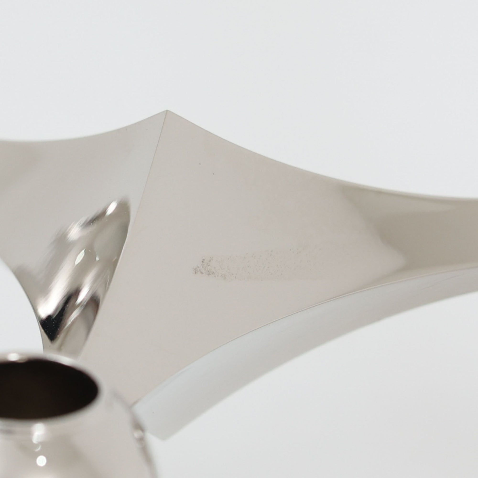 Stoff（ストッフ）は、デンマーク発のデザインブランドで、1960年代の名作「Stoff Nagel（ストッフ・ナゲル）」キャンドルホルダーの復刻から始まりました。建築家Werner Stoff（ヴェルナー・ストッフ）と、ドイツのHans Nagel（ハンス・ナゲル）によって生み出されたこのモジュール式キャンドルホルダーは、彫刻のような幾何学美と、自由な組み合わせによる創造性を兼ね備えたインテリアアートです。現在のStoffは、オリジナルの精神を受け継ぎながら、現代のライフスタイルに合う素材や仕上げを追加し、キャンドルホルダーだけでなくフラワーベースやボウル、ウォールハンガーなど洗練されたアイテムを展開。ミッドセンチュリーや北欧インテリアに調和し、空間に立体感と静謐な存在感を与えます。構築と装飾の境界を超えたStoffの作品は、機能性と造形美が共存する稀有なプロダクトです。