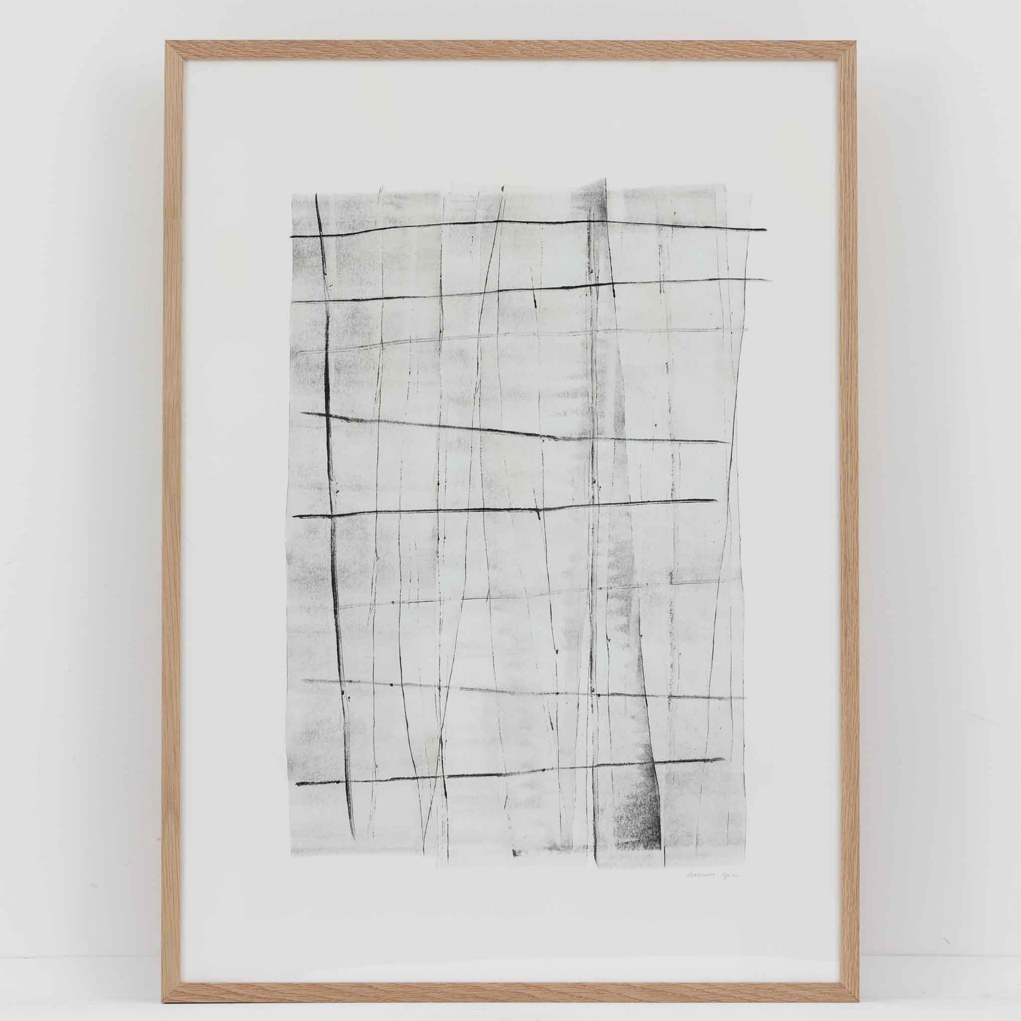 Atelier Cph（アトリエ・シーピーエイチ）は、デンマーク・コペンハーゲンを拠点とするデザインスタジオ兼アートブランドです。ミニマルで構築的なビジュアルを特徴とし、抽象アートやコラージュを中心としたアートポスターを多数手がけています。北欧デザインらしい洗練された感性とバランスの取れた構成美が魅力で、リビング、寝室、書斎、オフィスなど、あらゆる空間に調和と静けさをもたらします。幾何学的なモチーフを用いたアートは、ギャラリーウォールやモダンインテリアのアクセントにも最適。高品質な紙と印刷による仕上がりで、インテリアとしての完成度も高く評価されています。北欧アートポスター、現代アート、ミニマルデザイン、韓国インテリアなど、幅広いスタイルにマッチするスタイリッシュなアートを探している方におすすめです。