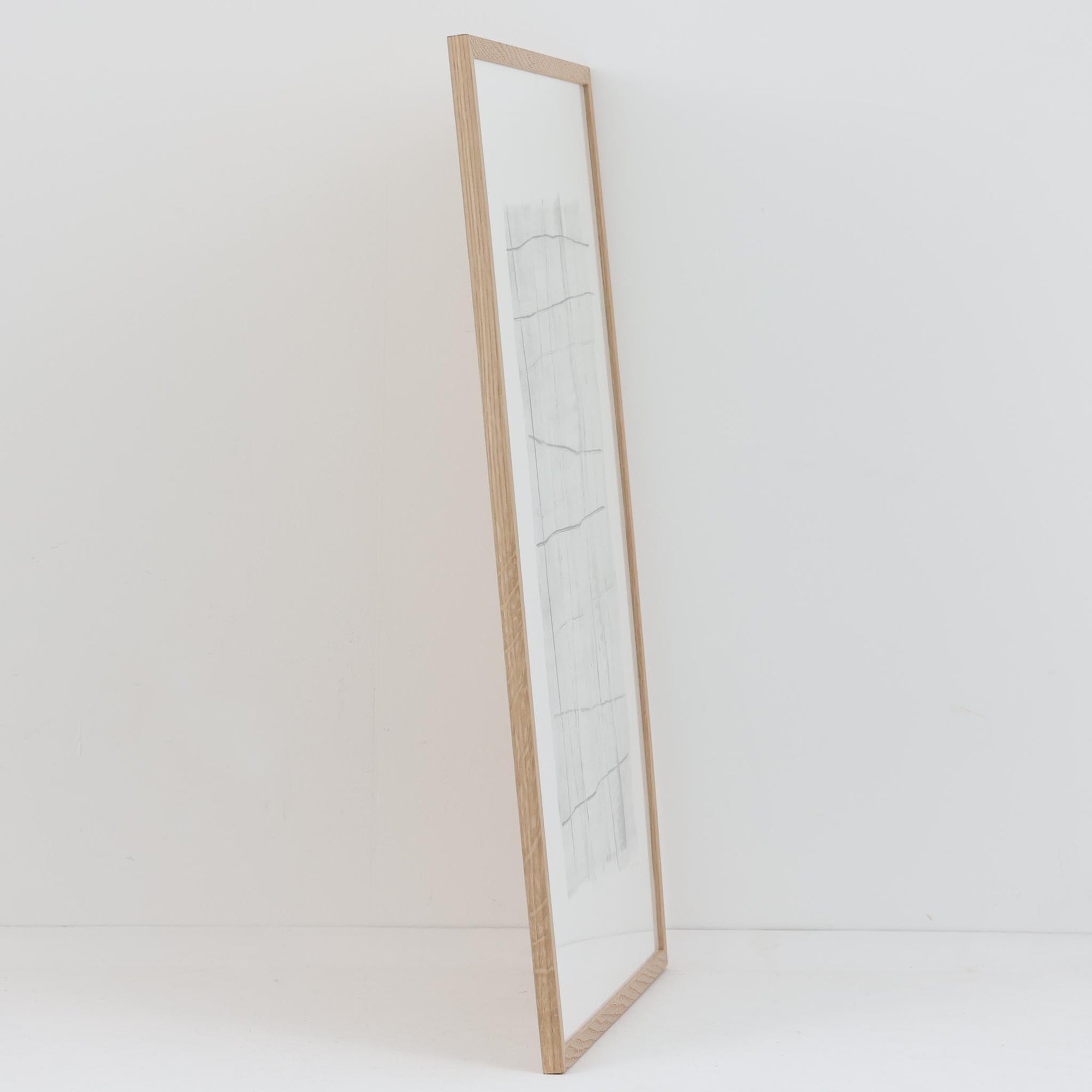 Atelier Cph（アトリエ・シーピーエイチ）は、デンマーク・コペンハーゲンを拠点とするデザインスタジオ兼アートブランドです。ミニマルで構築的なビジュアルを特徴とし、抽象アートやコラージュを中心としたアートポスターを多数手がけています。北欧デザインらしい洗練された感性とバランスの取れた構成美が魅力で、リビング、寝室、書斎、オフィスなど、あらゆる空間に調和と静けさをもたらします。幾何学的なモチーフを用いたアートは、ギャラリーウォールやモダンインテリアのアクセントにも最適。高品質な紙と印刷による仕上がりで、インテリアとしての完成度も高く評価されています。北欧アートポスター、現代アート、ミニマルデザイン、韓国インテリアなど、幅広いスタイルにマッチするスタイリッシュなアートを探している方におすすめです。