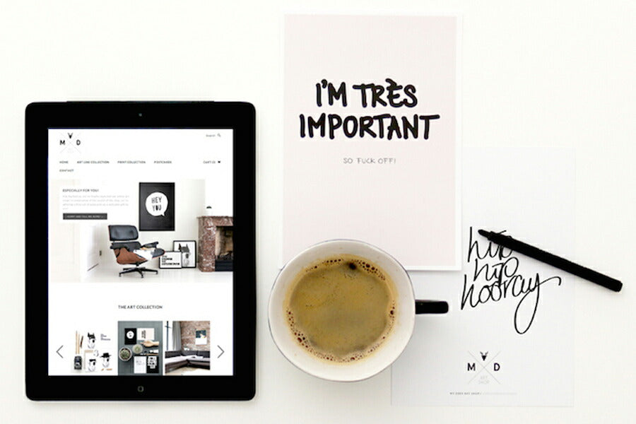 My Deer Art Shopは、「日常に、ほんの少しの物語を。」をコンセプトに、アートの持つ癒しと温もりを暮らしに届けるブランドです。愛らしい動物たちや幻想的な風景、心に残る言葉をモチーフに、イラストレーションやアートポスター、雑貨を展開。特に“鹿（Deer）”をブランドの象徴とし、静かで優しい世界観を大切にしています。ブランドの始まりは、自然と動物、そして小さな物語を描き続けてきたひとりのイラストレーターのアトリエでした。自身の描く作品が、見る人の心をそっと癒し、時には励ましになることを知り、2020年にMy Deer Art Shopとしてオンラインショップを立ち上げました。手に取った人が、作品に込められた物語やぬくもりを感じられるよう、一点一点に心を込めて制作しています。