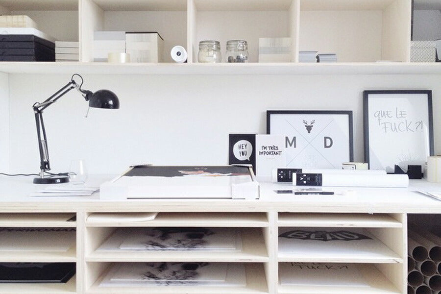 My Deer Art Shopは、「日常に、ほんの少しの物語を。」をコンセプトに、アートの持つ癒しと温もりを暮らしに届けるブランドです。愛らしい動物たちや幻想的な風景、心に残る言葉をモチーフに、イラストレーションやアートポスター、雑貨を展開。特に“鹿（Deer）”をブランドの象徴とし、静かで優しい世界観を大切にしています。ブランドの始まりは、自然と動物、そして小さな物語を描き続けてきたひとりのイラストレーターのアトリエでした。自身の描く作品が、見る人の心をそっと癒し、時には励ましになることを知り、2020年にMy Deer Art Shopとしてオンラインショップを立ち上げました。手に取った人が、作品に込められた物語やぬくもりを感じられるよう、一点一点に心を込めて制作しています。