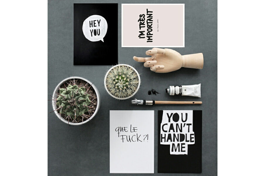 My Deer Art Shopは、「日常に、ほんの少しの物語を。」をコンセプトに、アートの持つ癒しと温もりを暮らしに届けるブランドです。愛らしい動物たちや幻想的な風景、心に残る言葉をモチーフに、イラストレーションやアートポスター、雑貨を展開。特に“鹿（Deer）”をブランドの象徴とし、静かで優しい世界観を大切にしています。ブランドの始まりは、自然と動物、そして小さな物語を描き続けてきたひとりのイラストレーターのアトリエでした。自身の描く作品が、見る人の心をそっと癒し、時には励ましになることを知り、2020年にMy Deer Art Shopとしてオンラインショップを立ち上げました。手に取った人が、作品に込められた物語やぬくもりを感じられるよう、一点一点に心を込めて制作しています。