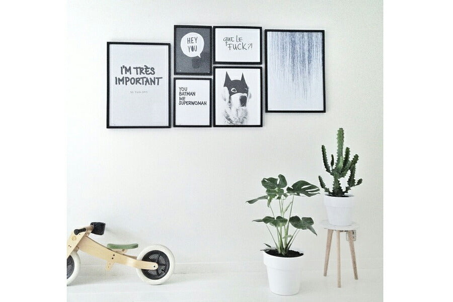 My Deer Art Shopは、「日常に、ほんの少しの物語を。」をコンセプトに、アートの持つ癒しと温もりを暮らしに届けるブランドです。愛らしい動物たちや幻想的な風景、心に残る言葉をモチーフに、イラストレーションやアートポスター、雑貨を展開。特に“鹿（Deer）”をブランドの象徴とし、静かで優しい世界観を大切にしています。ブランドの始まりは、自然と動物、そして小さな物語を描き続けてきたひとりのイラストレーターのアトリエでした。自身の描く作品が、見る人の心をそっと癒し、時には励ましになることを知り、2020年にMy Deer Art Shopとしてオンラインショップを立ち上げました。手に取った人が、作品に込められた物語やぬくもりを感じられるよう、一点一点に心を込めて制作しています。