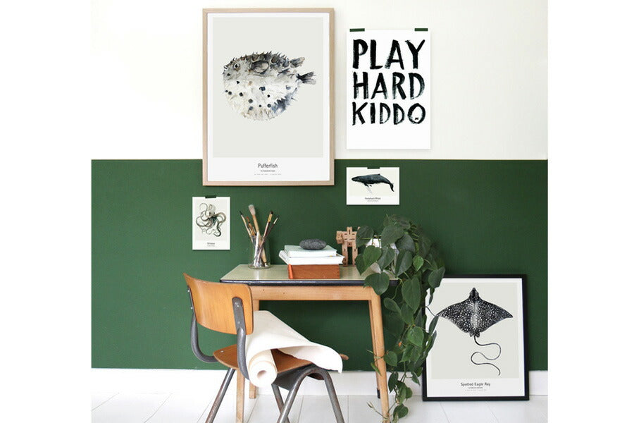 My Deer Art Shopは、「日常に、ほんの少しの物語を。」をコンセプトに、アートの持つ癒しと温もりを暮らしに届けるブランドです。愛らしい動物たちや幻想的な風景、心に残る言葉をモチーフに、イラストレーションやアートポスター、雑貨を展開。特に“鹿（Deer）”をブランドの象徴とし、静かで優しい世界観を大切にしています。ブランドの始まりは、自然と動物、そして小さな物語を描き続けてきたひとりのイラストレーターのアトリエでした。自身の描く作品が、見る人の心をそっと癒し、時には励ましになることを知り、2020年にMy Deer Art Shopとしてオンラインショップを立ち上げました。手に取った人が、作品に込められた物語やぬくもりを感じられるよう、一点一点に心を込めて制作しています。