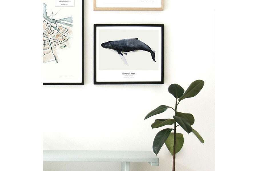 My Deer Art Shopは、「日常に、ほんの少しの物語を。」をコンセプトに、アートの持つ癒しと温もりを暮らしに届けるブランドです。愛らしい動物たちや幻想的な風景、心に残る言葉をモチーフに、イラストレーションやアートポスター、雑貨を展開。特に“鹿（Deer）”をブランドの象徴とし、静かで優しい世界観を大切にしています。ブランドの始まりは、自然と動物、そして小さな物語を描き続けてきたひとりのイラストレーターのアトリエでした。自身の描く作品が、見る人の心をそっと癒し、時には励ましになることを知り、2020年にMy Deer Art Shopとしてオンラインショップを立ち上げました。手に取った人が、作品に込められた物語やぬくもりを感じられるよう、一点一点に心を込めて制作しています。