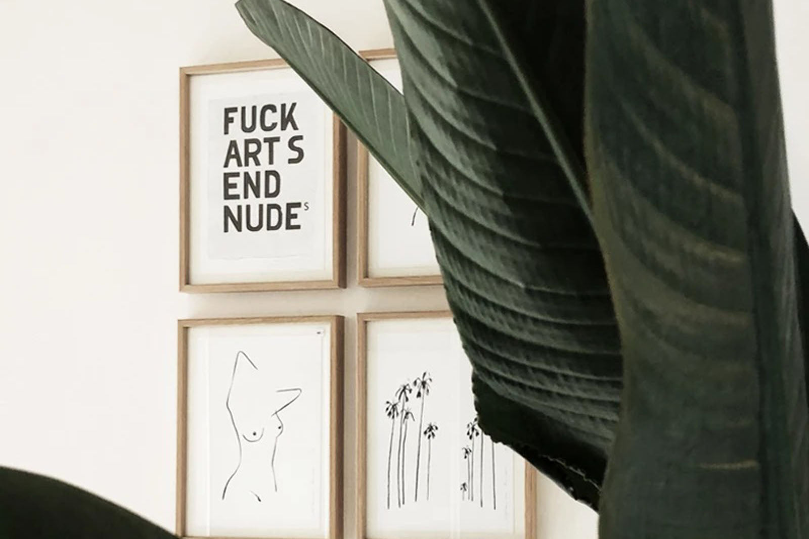 My Deer Art Shopは、「日常に、ほんの少しの物語を。」をコンセプトに、アートの持つ癒しと温もりを暮らしに届けるブランドです。愛らしい動物たちや幻想的な風景、心に残る言葉をモチーフに、イラストレーションやアートポスター、雑貨を展開。特に“鹿（Deer）”をブランドの象徴とし、静かで優しい世界観を大切にしています。ブランドの始まりは、自然と動物、そして小さな物語を描き続けてきたひとりのイラストレーターのアトリエでした。自身の描く作品が、見る人の心をそっと癒し、時には励ましになることを知り、2020年にMy Deer Art Shopとしてオンラインショップを立ち上げました。手に取った人が、作品に込められた物語やぬくもりを感じられるよう、一点一点に心を込めて制作しています。
