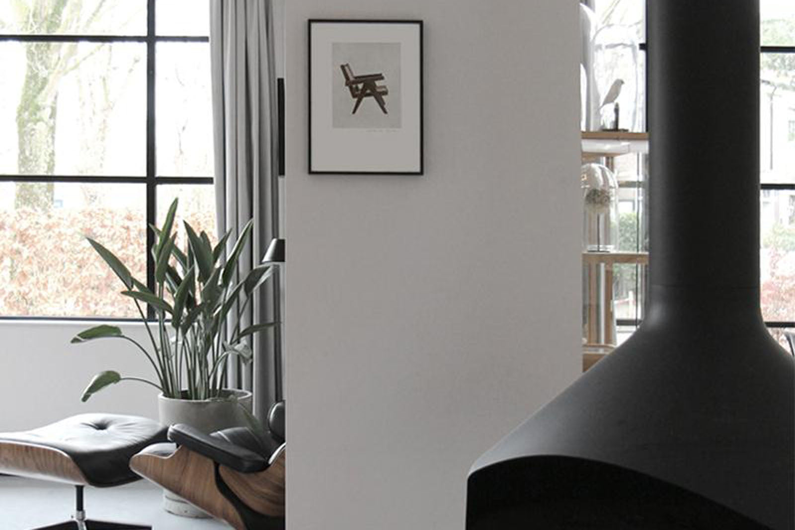 My Deer Art Shopは、「日常に、ほんの少しの物語を。」をコンセプトに、アートの持つ癒しと温もりを暮らしに届けるブランドです。愛らしい動物たちや幻想的な風景、心に残る言葉をモチーフに、イラストレーションやアートポスター、雑貨を展開。特に“鹿（Deer）”をブランドの象徴とし、静かで優しい世界観を大切にしています。ブランドの始まりは、自然と動物、そして小さな物語を描き続けてきたひとりのイラストレーターのアトリエでした。自身の描く作品が、見る人の心をそっと癒し、時には励ましになることを知り、2020年にMy Deer Art Shopとしてオンラインショップを立ち上げました。手に取った人が、作品に込められた物語やぬくもりを感じられるよう、一点一点に心を込めて制作しています。