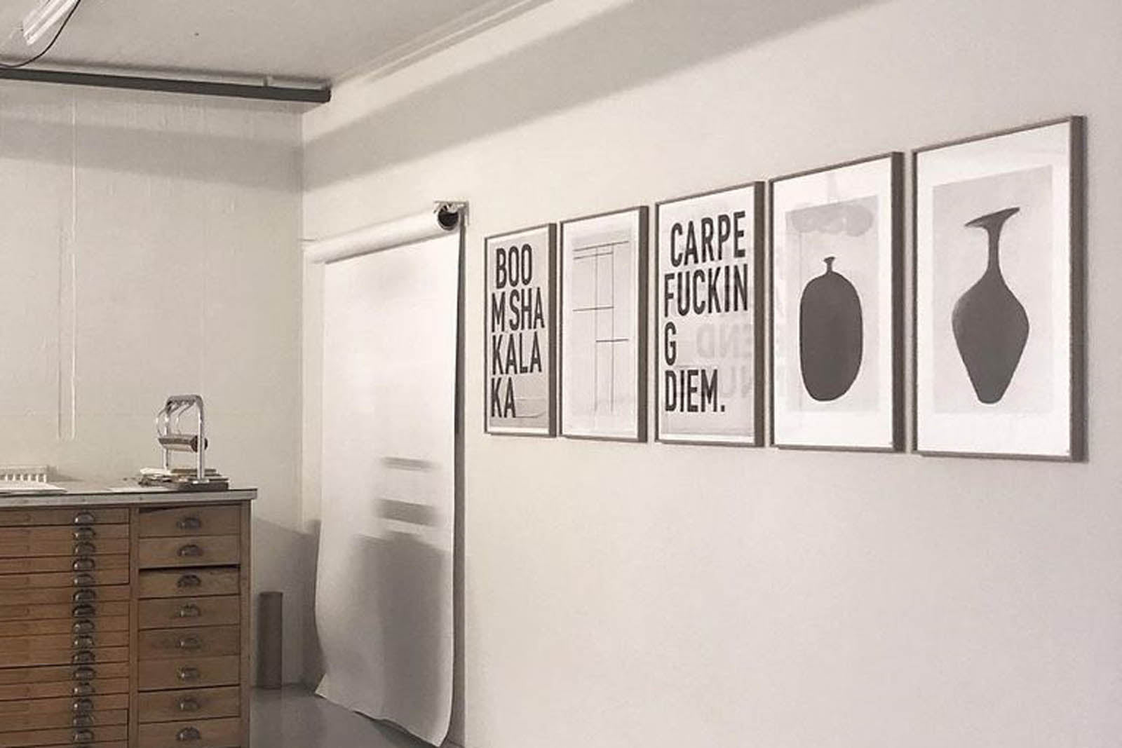 My Deer Art Shopは、「日常に、ほんの少しの物語を。」をコンセプトに、アートの持つ癒しと温もりを暮らしに届けるブランドです。愛らしい動物たちや幻想的な風景、心に残る言葉をモチーフに、イラストレーションやアートポスター、雑貨を展開。特に“鹿（Deer）”をブランドの象徴とし、静かで優しい世界観を大切にしています。ブランドの始まりは、自然と動物、そして小さな物語を描き続けてきたひとりのイラストレーターのアトリエでした。自身の描く作品が、見る人の心をそっと癒し、時には励ましになることを知り、2020年にMy Deer Art Shopとしてオンラインショップを立ち上げました。手に取った人が、作品に込められた物語やぬくもりを感じられるよう、一点一点に心を込めて制作しています。