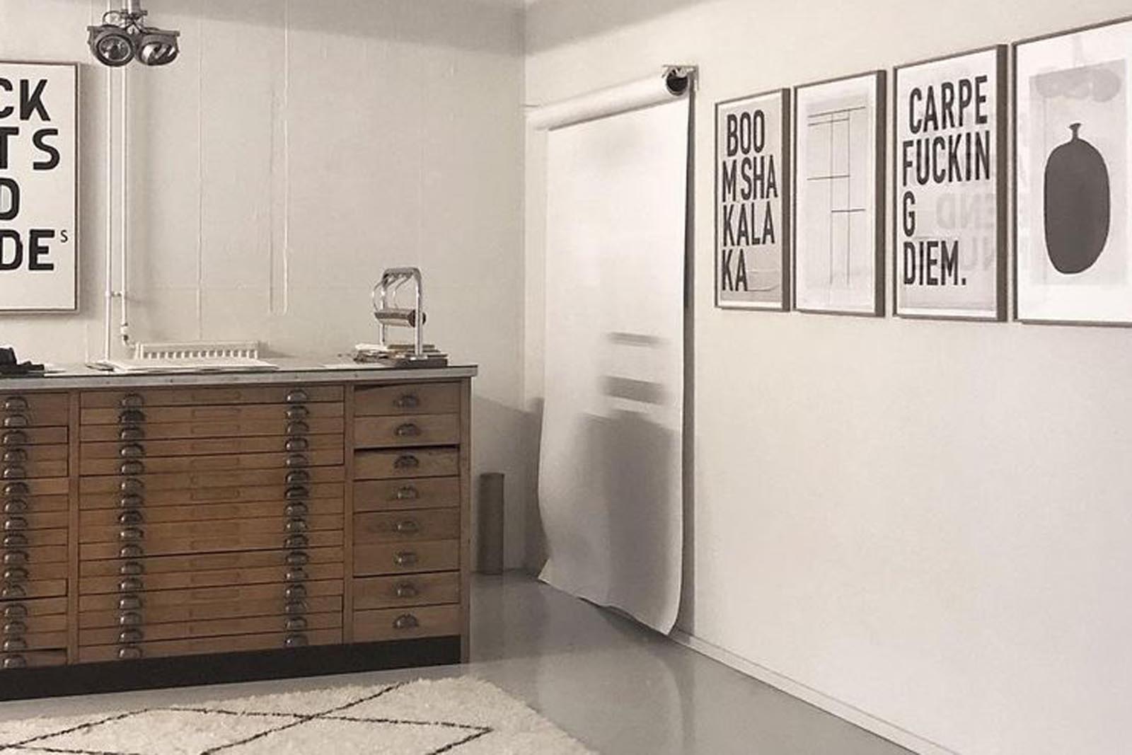 My Deer Art Shopは、「日常に、ほんの少しの物語を。」をコンセプトに、アートの持つ癒しと温もりを暮らしに届けるブランドです。愛らしい動物たちや幻想的な風景、心に残る言葉をモチーフに、イラストレーションやアートポスター、雑貨を展開。特に“鹿（Deer）”をブランドの象徴とし、静かで優しい世界観を大切にしています。ブランドの始まりは、自然と動物、そして小さな物語を描き続けてきたひとりのイラストレーターのアトリエでした。自身の描く作品が、見る人の心をそっと癒し、時には励ましになることを知り、2020年にMy Deer Art Shopとしてオンラインショップを立ち上げました。手に取った人が、作品に込められた物語やぬくもりを感じられるよう、一点一点に心を込めて制作しています。