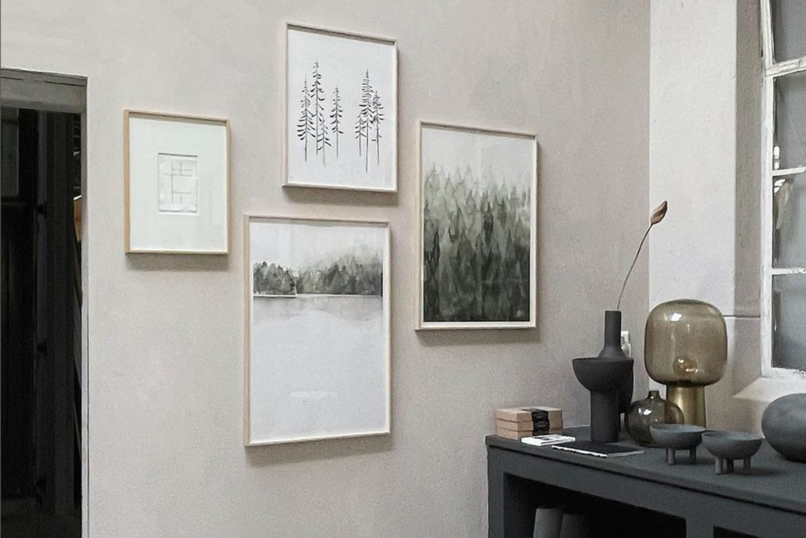 My Deer Art Shopは、「日常に、ほんの少しの物語を。」をコンセプトに、アートの持つ癒しと温もりを暮らしに届けるブランドです。愛らしい動物たちや幻想的な風景、心に残る言葉をモチーフに、イラストレーションやアートポスター、雑貨を展開。特に“鹿（Deer）”をブランドの象徴とし、静かで優しい世界観を大切にしています。ブランドの始まりは、自然と動物、そして小さな物語を描き続けてきたひとりのイラストレーターのアトリエでした。自身の描く作品が、見る人の心をそっと癒し、時には励ましになることを知り、2020年にMy Deer Art Shopとしてオンラインショップを立ち上げました。手に取った人が、作品に込められた物語やぬくもりを感じられるよう、一点一点に心を込めて制作しています。