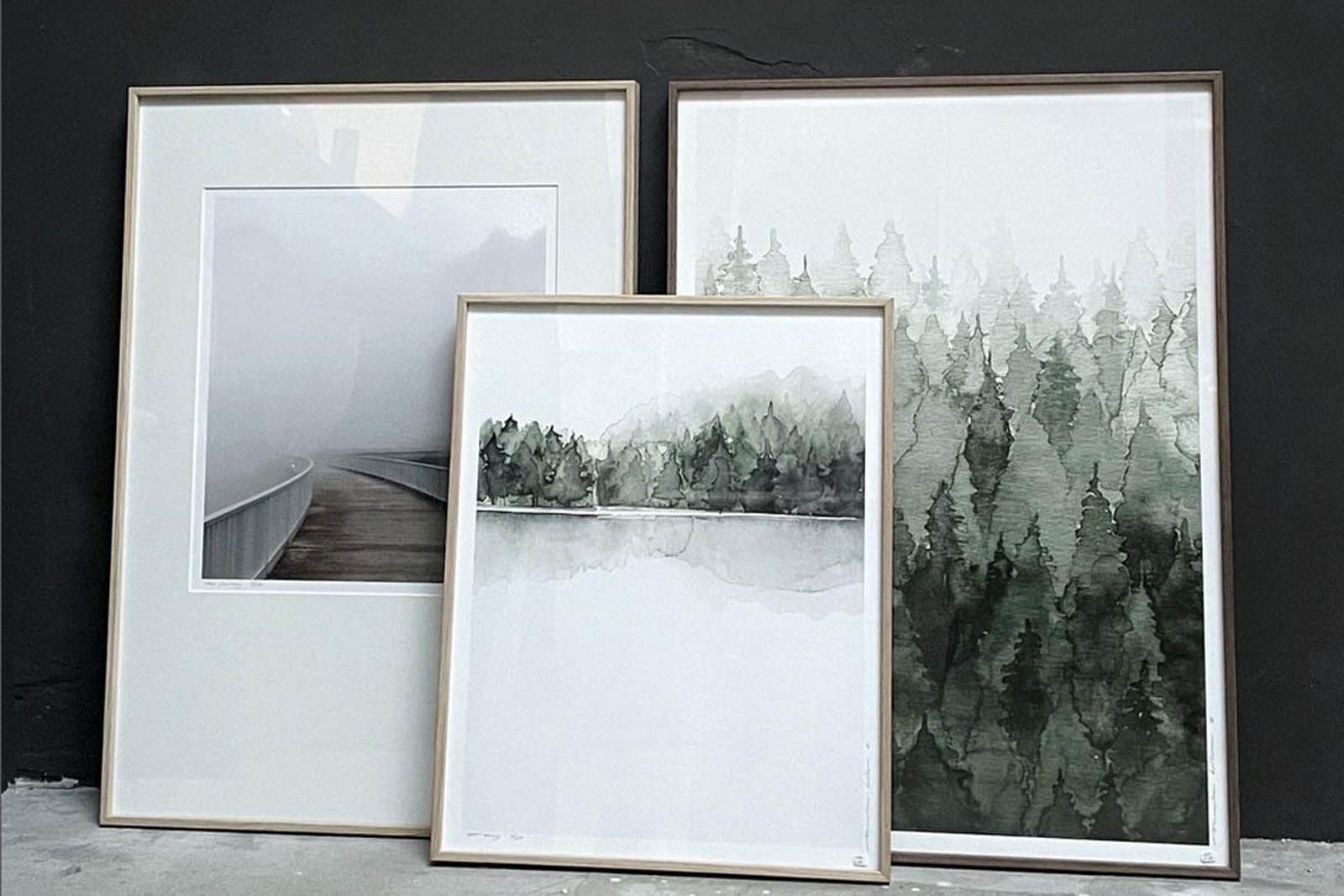 My Deer Art Shopは、「日常に、ほんの少しの物語を。」をコンセプトに、アートの持つ癒しと温もりを暮らしに届けるブランドです。愛らしい動物たちや幻想的な風景、心に残る言葉をモチーフに、イラストレーションやアートポスター、雑貨を展開。特に“鹿（Deer）”をブランドの象徴とし、静かで優しい世界観を大切にしています。ブランドの始まりは、自然と動物、そして小さな物語を描き続けてきたひとりのイラストレーターのアトリエでした。自身の描く作品が、見る人の心をそっと癒し、時には励ましになることを知り、2020年にMy Deer Art Shopとしてオンラインショップを立ち上げました。手に取った人が、作品に込められた物語やぬくもりを感じられるよう、一点一点に心を込めて制作しています。