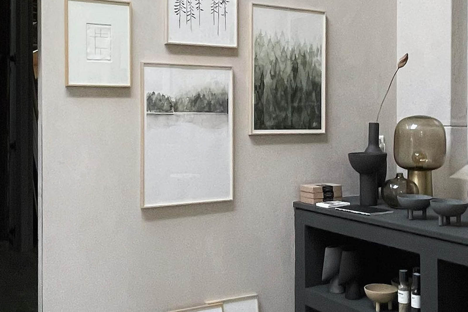 My Deer Art Shopは、「日常に、ほんの少しの物語を。」をコンセプトに、アートの持つ癒しと温もりを暮らしに届けるブランドです。愛らしい動物たちや幻想的な風景、心に残る言葉をモチーフに、イラストレーションやアートポスター、雑貨を展開。特に“鹿（Deer）”をブランドの象徴とし、静かで優しい世界観を大切にしています。ブランドの始まりは、自然と動物、そして小さな物語を描き続けてきたひとりのイラストレーターのアトリエでした。自身の描く作品が、見る人の心をそっと癒し、時には励ましになることを知り、2020年にMy Deer Art Shopとしてオンラインショップを立ち上げました。手に取った人が、作品に込められた物語やぬくもりを感じられるよう、一点一点に心を込めて制作しています。