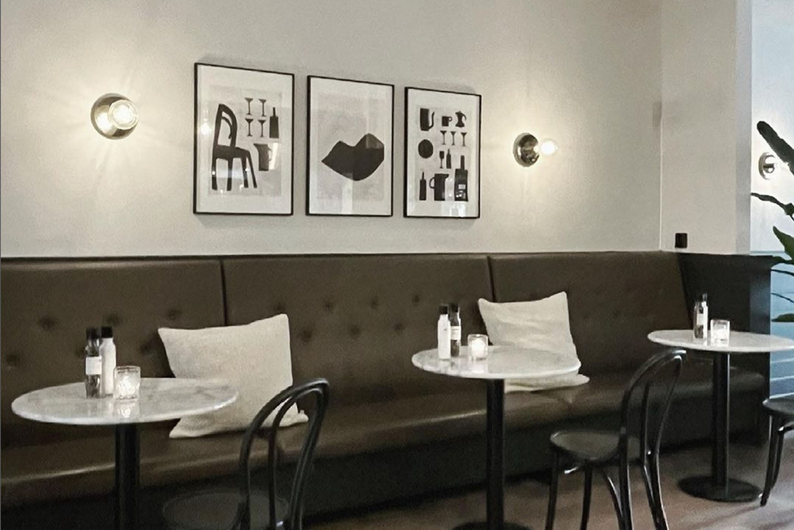 My Deer Art Shopは、「日常に、ほんの少しの物語を。」をコンセプトに、アートの持つ癒しと温もりを暮らしに届けるブランドです。愛らしい動物たちや幻想的な風景、心に残る言葉をモチーフに、イラストレーションやアートポスター、雑貨を展開。特に“鹿（Deer）”をブランドの象徴とし、静かで優しい世界観を大切にしています。ブランドの始まりは、自然と動物、そして小さな物語を描き続けてきたひとりのイラストレーターのアトリエでした。自身の描く作品が、見る人の心をそっと癒し、時には励ましになることを知り、2020年にMy Deer Art Shopとしてオンラインショップを立ち上げました。手に取った人が、作品に込められた物語やぬくもりを感じられるよう、一点一点に心を込めて制作しています。