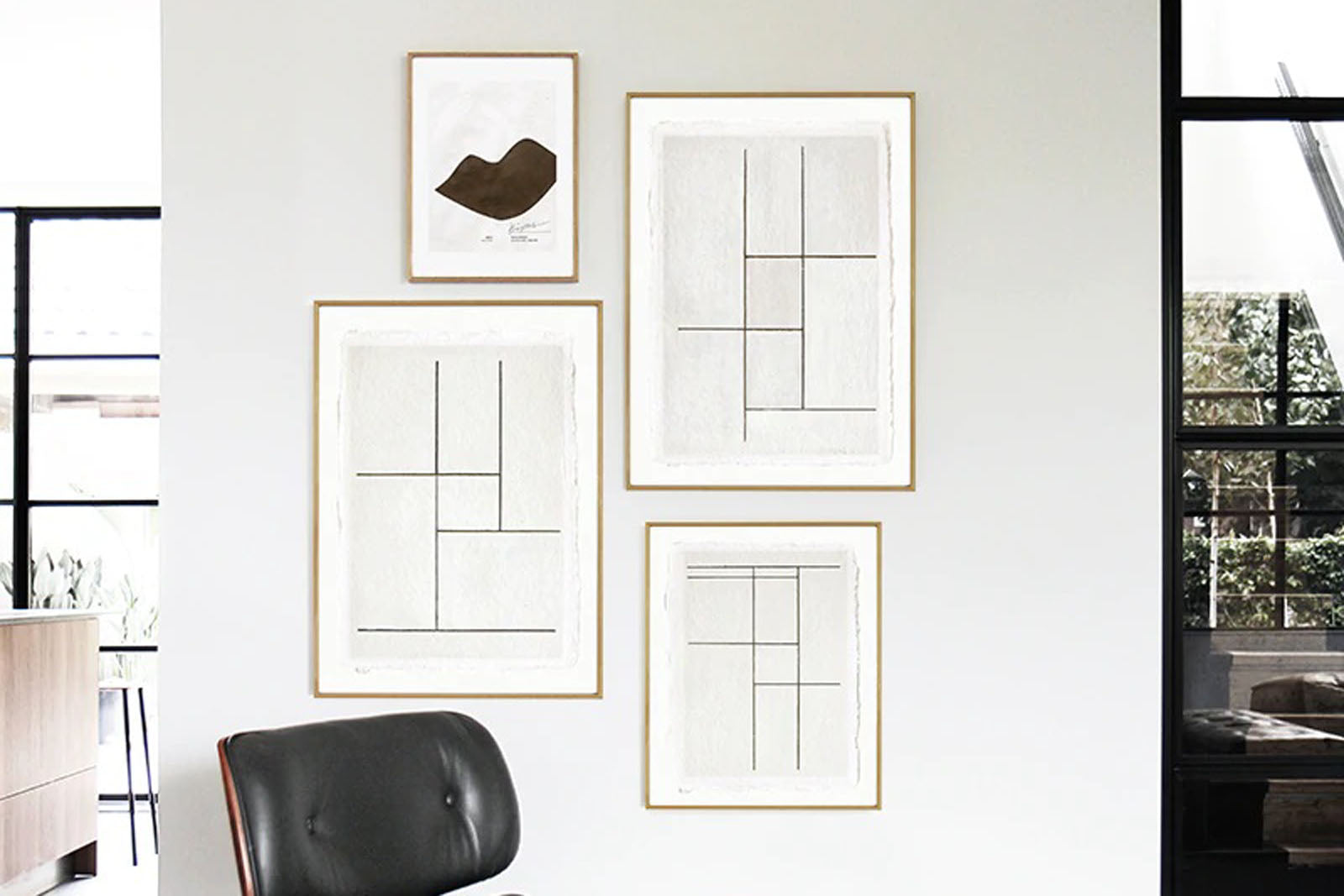 My Deer Art Shopは、「日常に、ほんの少しの物語を。」をコンセプトに、アートの持つ癒しと温もりを暮らしに届けるブランドです。愛らしい動物たちや幻想的な風景、心に残る言葉をモチーフに、イラストレーションやアートポスター、雑貨を展開。特に“鹿（Deer）”をブランドの象徴とし、静かで優しい世界観を大切にしています。ブランドの始まりは、自然と動物、そして小さな物語を描き続けてきたひとりのイラストレーターのアトリエでした。自身の描く作品が、見る人の心をそっと癒し、時には励ましになることを知り、2020年にMy Deer Art Shopとしてオンラインショップを立ち上げました。手に取った人が、作品に込められた物語やぬくもりを感じられるよう、一点一点に心を込めて制作しています。