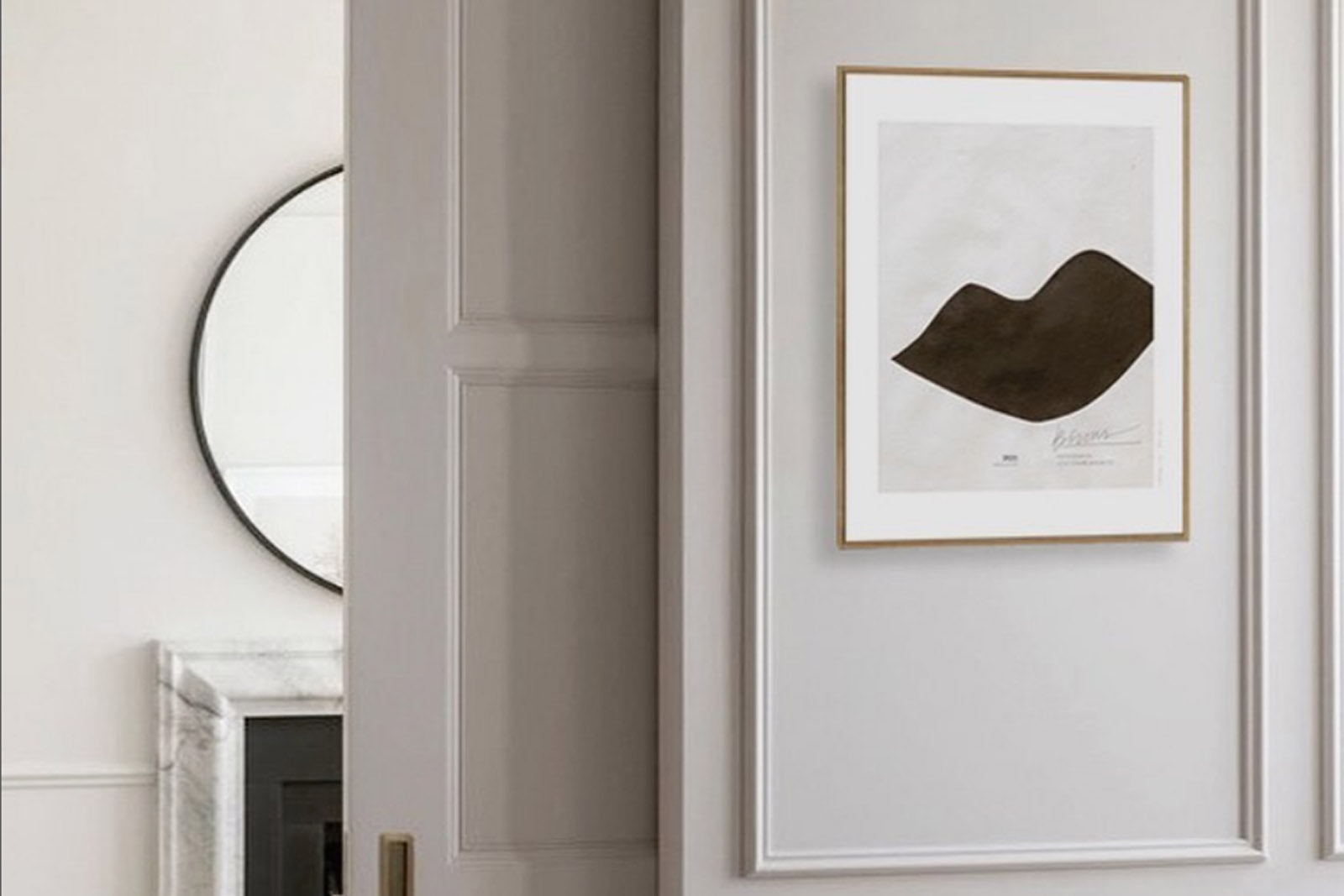 My Deer Art Shopは、「日常に、ほんの少しの物語を。」をコンセプトに、アートの持つ癒しと温もりを暮らしに届けるブランドです。愛らしい動物たちや幻想的な風景、心に残る言葉をモチーフに、イラストレーションやアートポスター、雑貨を展開。特に“鹿（Deer）”をブランドの象徴とし、静かで優しい世界観を大切にしています。ブランドの始まりは、自然と動物、そして小さな物語を描き続けてきたひとりのイラストレーターのアトリエでした。自身の描く作品が、見る人の心をそっと癒し、時には励ましになることを知り、2020年にMy Deer Art Shopとしてオンラインショップを立ち上げました。手に取った人が、作品に込められた物語やぬくもりを感じられるよう、一点一点に心を込めて制作しています。