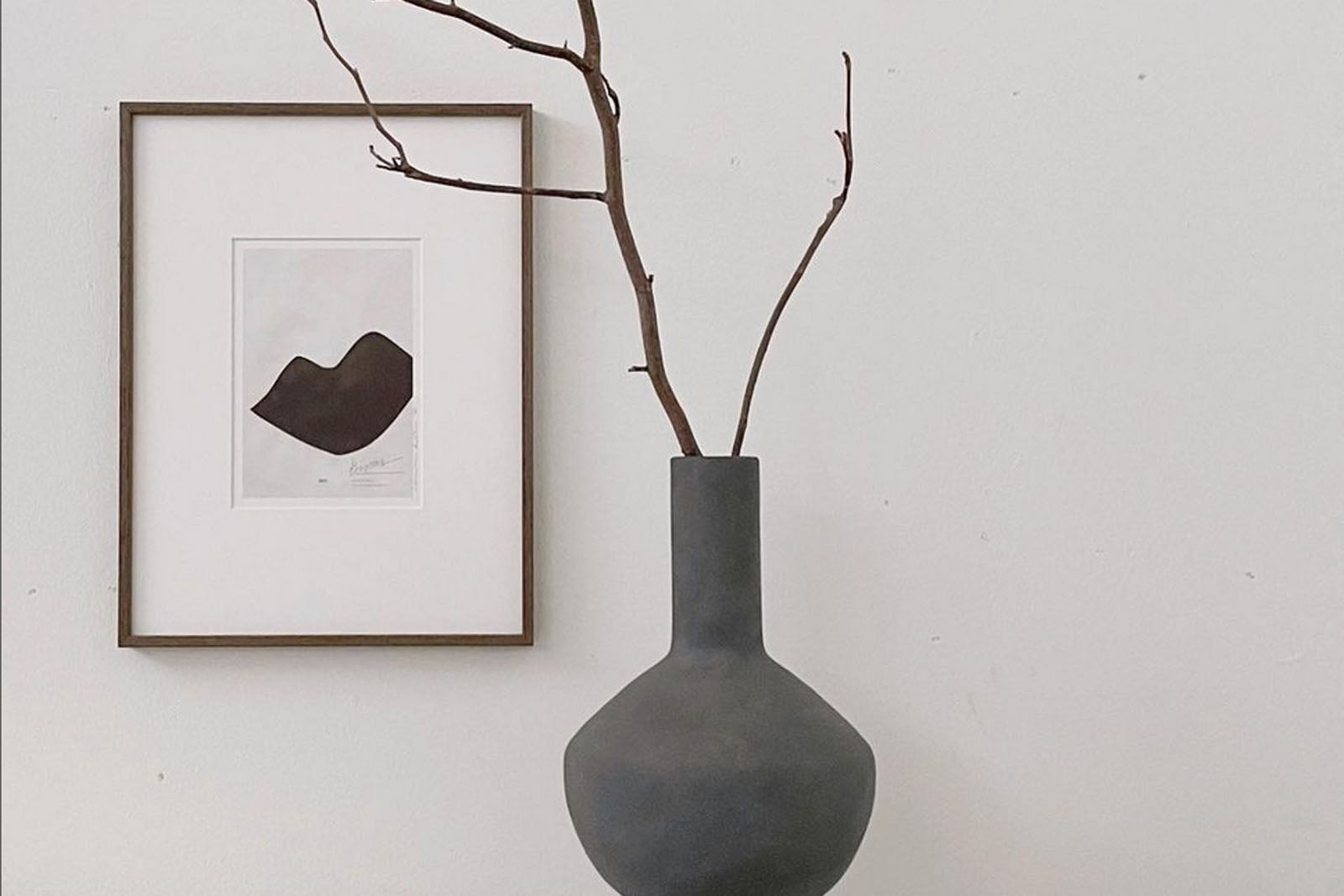 My Deer Art Shopは、「日常に、ほんの少しの物語を。」をコンセプトに、アートの持つ癒しと温もりを暮らしに届けるブランドです。愛らしい動物たちや幻想的な風景、心に残る言葉をモチーフに、イラストレーションやアートポスター、雑貨を展開。特に“鹿（Deer）”をブランドの象徴とし、静かで優しい世界観を大切にしています。ブランドの始まりは、自然と動物、そして小さな物語を描き続けてきたひとりのイラストレーターのアトリエでした。自身の描く作品が、見る人の心をそっと癒し、時には励ましになることを知り、2020年にMy Deer Art Shopとしてオンラインショップを立ち上げました。手に取った人が、作品に込められた物語やぬくもりを感じられるよう、一点一点に心を込めて制作しています。