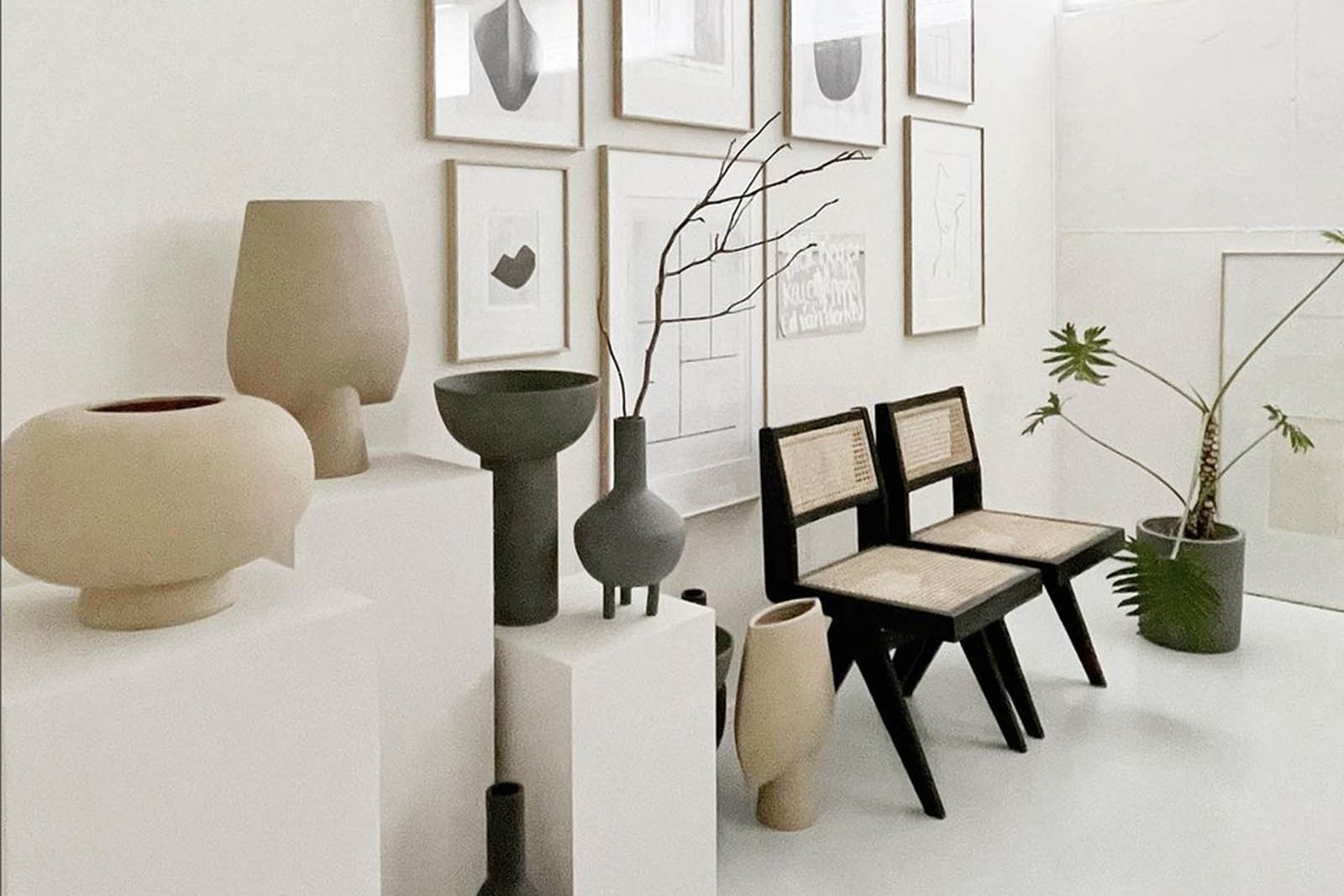 My Deer Art Shopは、「日常に、ほんの少しの物語を。」をコンセプトに、アートの持つ癒しと温もりを暮らしに届けるブランドです。愛らしい動物たちや幻想的な風景、心に残る言葉をモチーフに、イラストレーションやアートポスター、雑貨を展開。特に“鹿（Deer）”をブランドの象徴とし、静かで優しい世界観を大切にしています。ブランドの始まりは、自然と動物、そして小さな物語を描き続けてきたひとりのイラストレーターのアトリエでした。自身の描く作品が、見る人の心をそっと癒し、時には励ましになることを知り、2020年にMy Deer Art Shopとしてオンラインショップを立ち上げました。手に取った人が、作品に込められた物語やぬくもりを感じられるよう、一点一点に心を込めて制作しています。