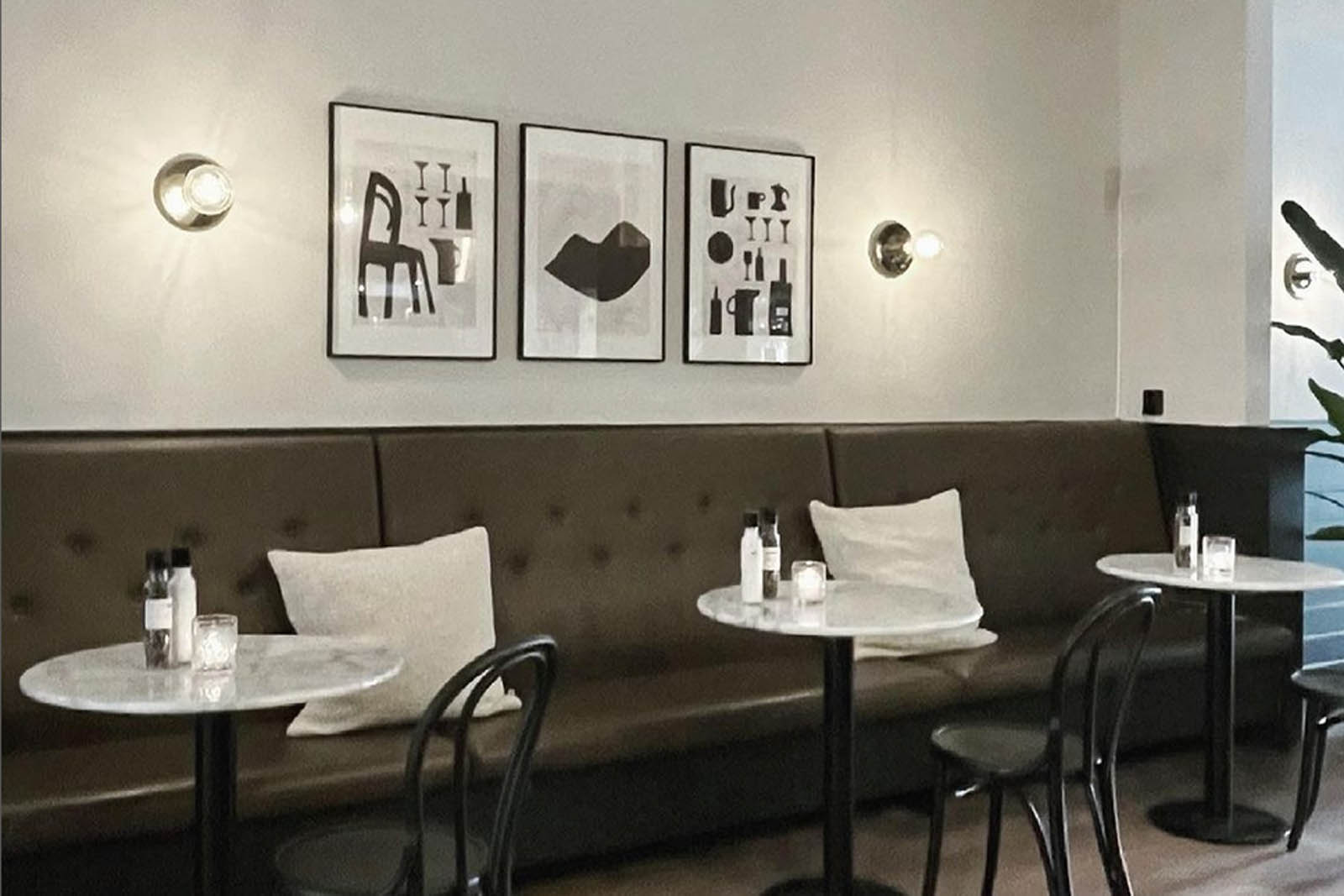 My Deer Art Shopは、「日常に、ほんの少しの物語を。」をコンセプトに、アートの持つ癒しと温もりを暮らしに届けるブランドです。愛らしい動物たちや幻想的な風景、心に残る言葉をモチーフに、イラストレーションやアートポスター、雑貨を展開。特に“鹿（Deer）”をブランドの象徴とし、静かで優しい世界観を大切にしています。ブランドの始まりは、自然と動物、そして小さな物語を描き続けてきたひとりのイラストレーターのアトリエでした。自身の描く作品が、見る人の心をそっと癒し、時には励ましになることを知り、2020年にMy Deer Art Shopとしてオンラインショップを立ち上げました。手に取った人が、作品に込められた物語やぬくもりを感じられるよう、一点一点に心を込めて制作しています。