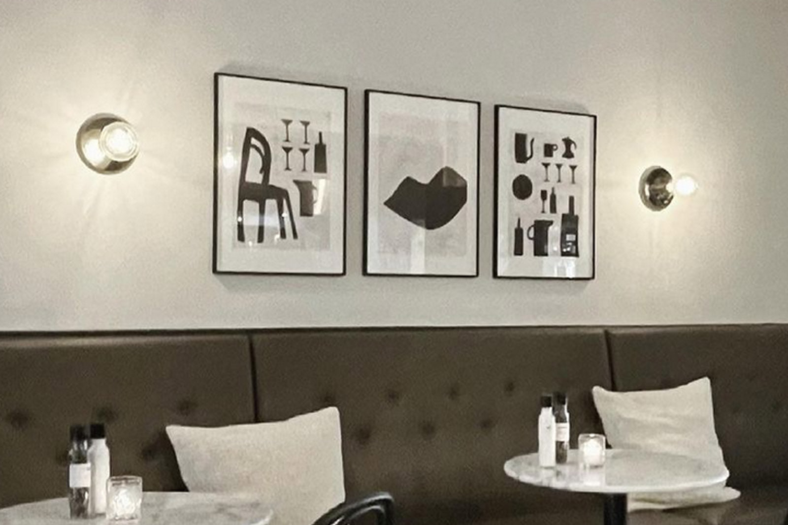 My Deer Art Shopは、「日常に、ほんの少しの物語を。」をコンセプトに、アートの持つ癒しと温もりを暮らしに届けるブランドです。愛らしい動物たちや幻想的な風景、心に残る言葉をモチーフに、イラストレーションやアートポスター、雑貨を展開。特に“鹿（Deer）”をブランドの象徴とし、静かで優しい世界観を大切にしています。ブランドの始まりは、自然と動物、そして小さな物語を描き続けてきたひとりのイラストレーターのアトリエでした。自身の描く作品が、見る人の心をそっと癒し、時には励ましになることを知り、2020年にMy Deer Art Shopとしてオンラインショップを立ち上げました。手に取った人が、作品に込められた物語やぬくもりを感じられるよう、一点一点に心を込めて制作しています。