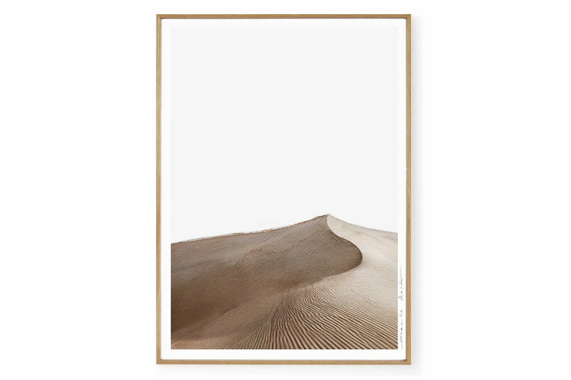 My Deer Art Shopは、「日常に、ほんの少しの物語を。」をコンセプトに、アートの持つ癒しと温もりを暮らしに届けるブランドです。愛らしい動物たちや幻想的な風景、心に残る言葉をモチーフに、イラストレーションやアートポスター、雑貨を展開。特に“鹿（Deer）”をブランドの象徴とし、静かで優しい世界観を大切にしています。ブランドの始まりは、自然と動物、そして小さな物語を描き続けてきたひとりのイラストレーターのアトリエでした。自身の描く作品が、見る人の心をそっと癒し、時には励ましになることを知り、2020年にMy Deer Art Shopとしてオンラインショップを立ち上げました。手に取った人が、作品に込められた物語やぬくもりを感じられるよう、一点一点に心を込めて制作しています。